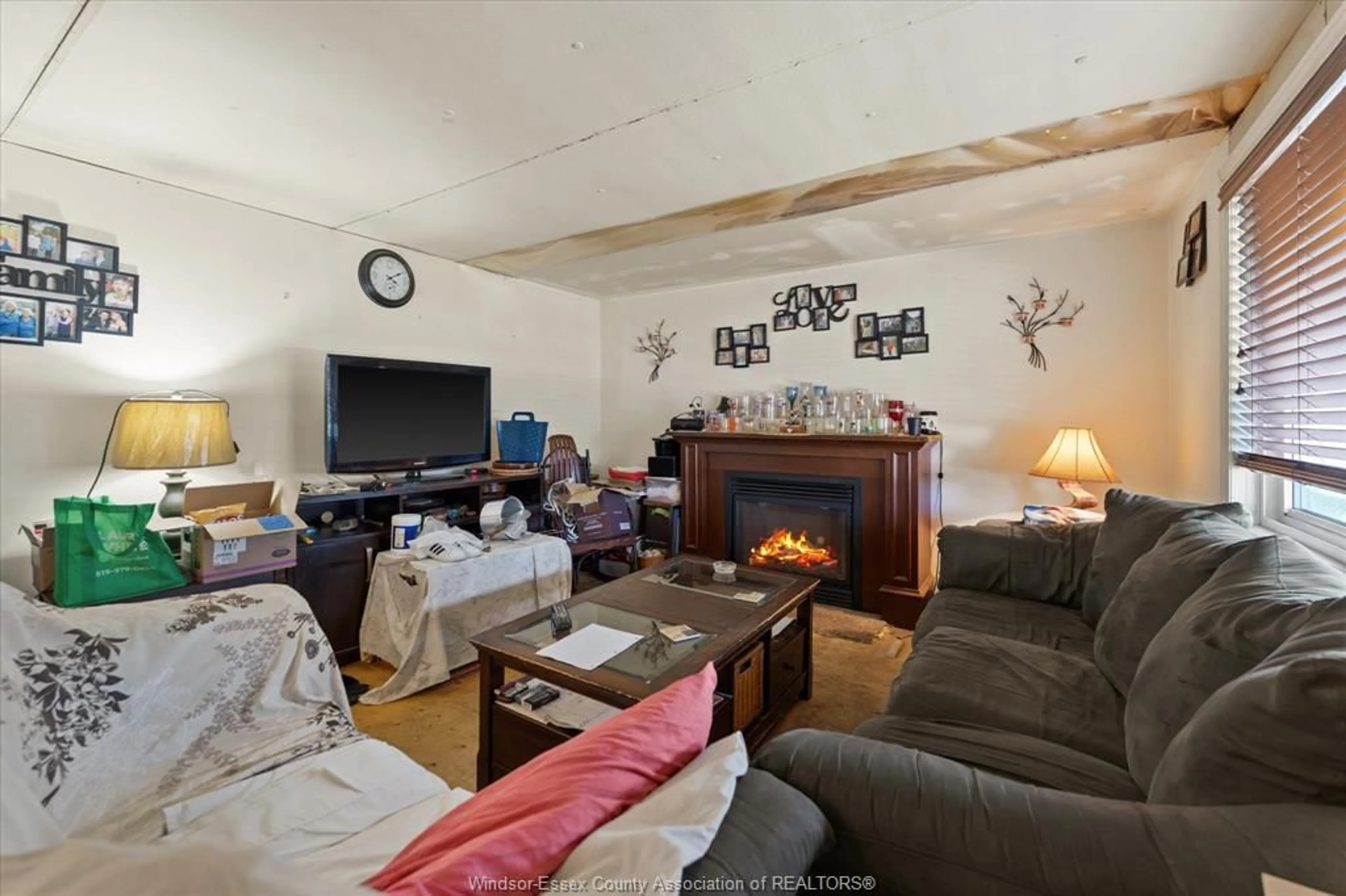 Living room with furniture, unknown for 108 BROOKS, Lakeshore Ontario N8N 2P8