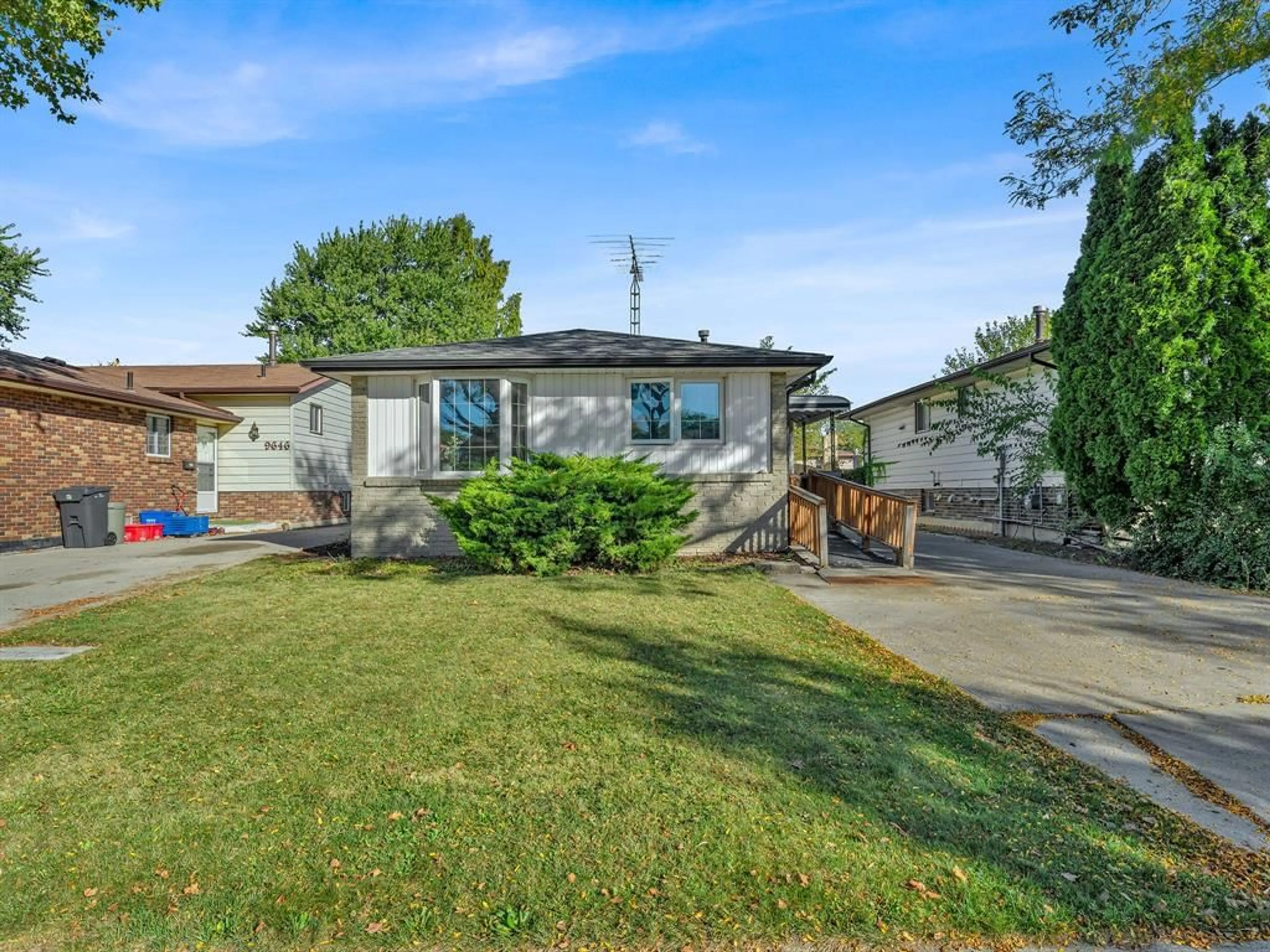 Unknown for 9654 Avery, Windsor Ontario N8R 2A2