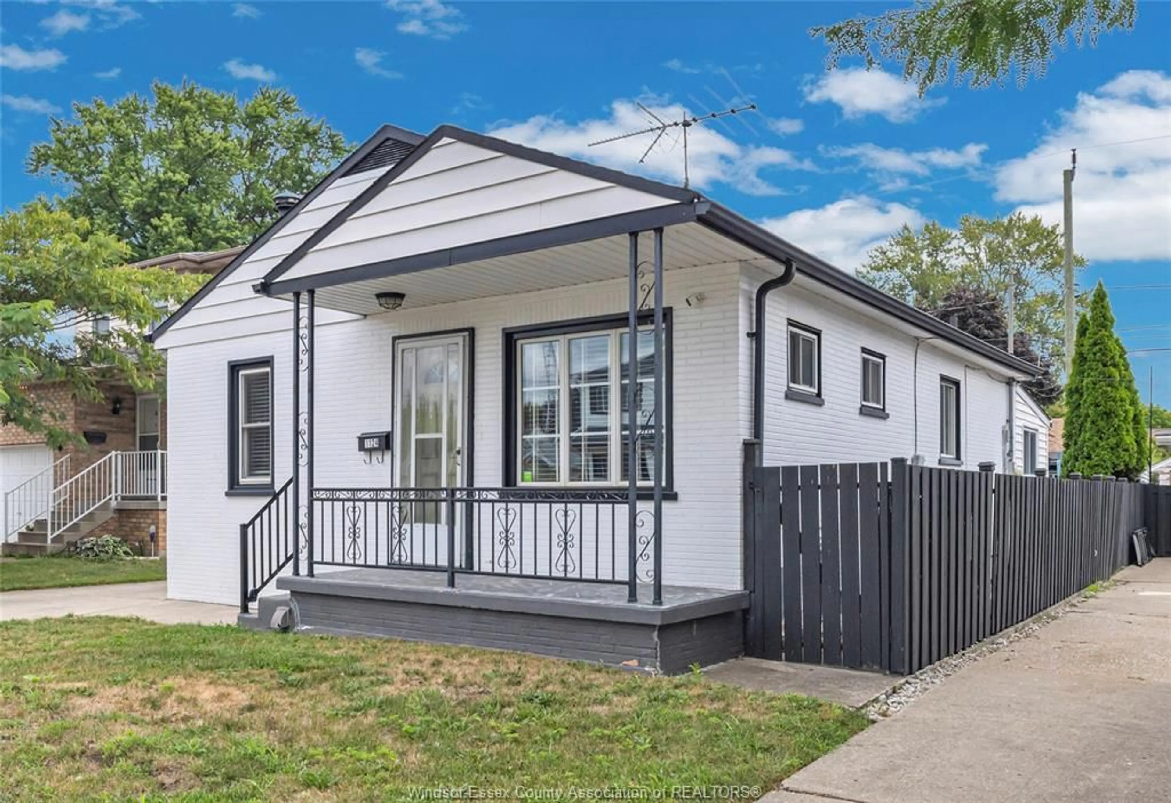 Home with vinyl exterior material, street for 1124 ST. LOUIS, Windsor Ontario N8S 2L2