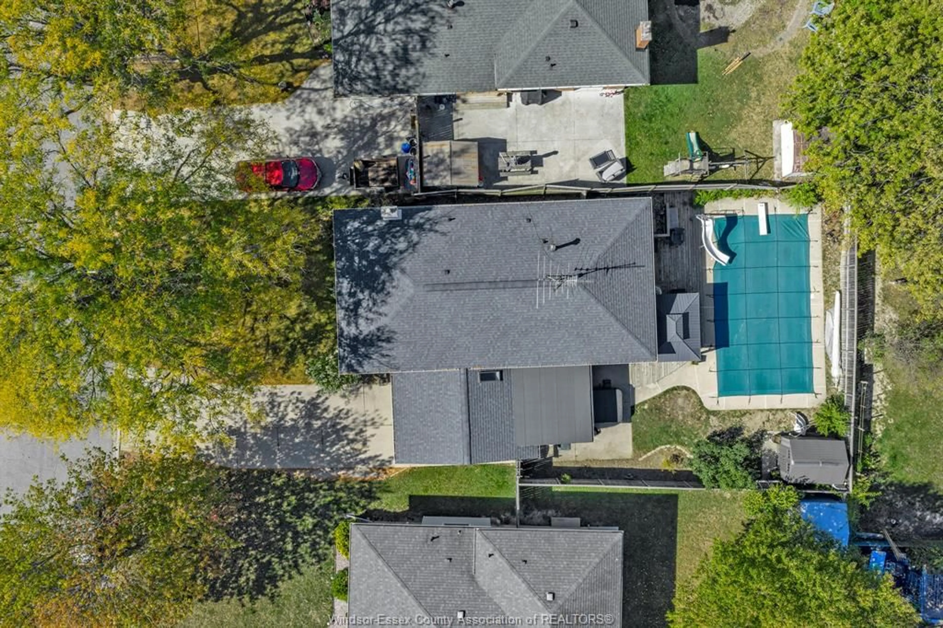 A pic from outside/outdoor area/front of a property/back of a property/a pic from drone, street for 9556 CHESTNUT Dr, Windsor Ontario N8R 1G8