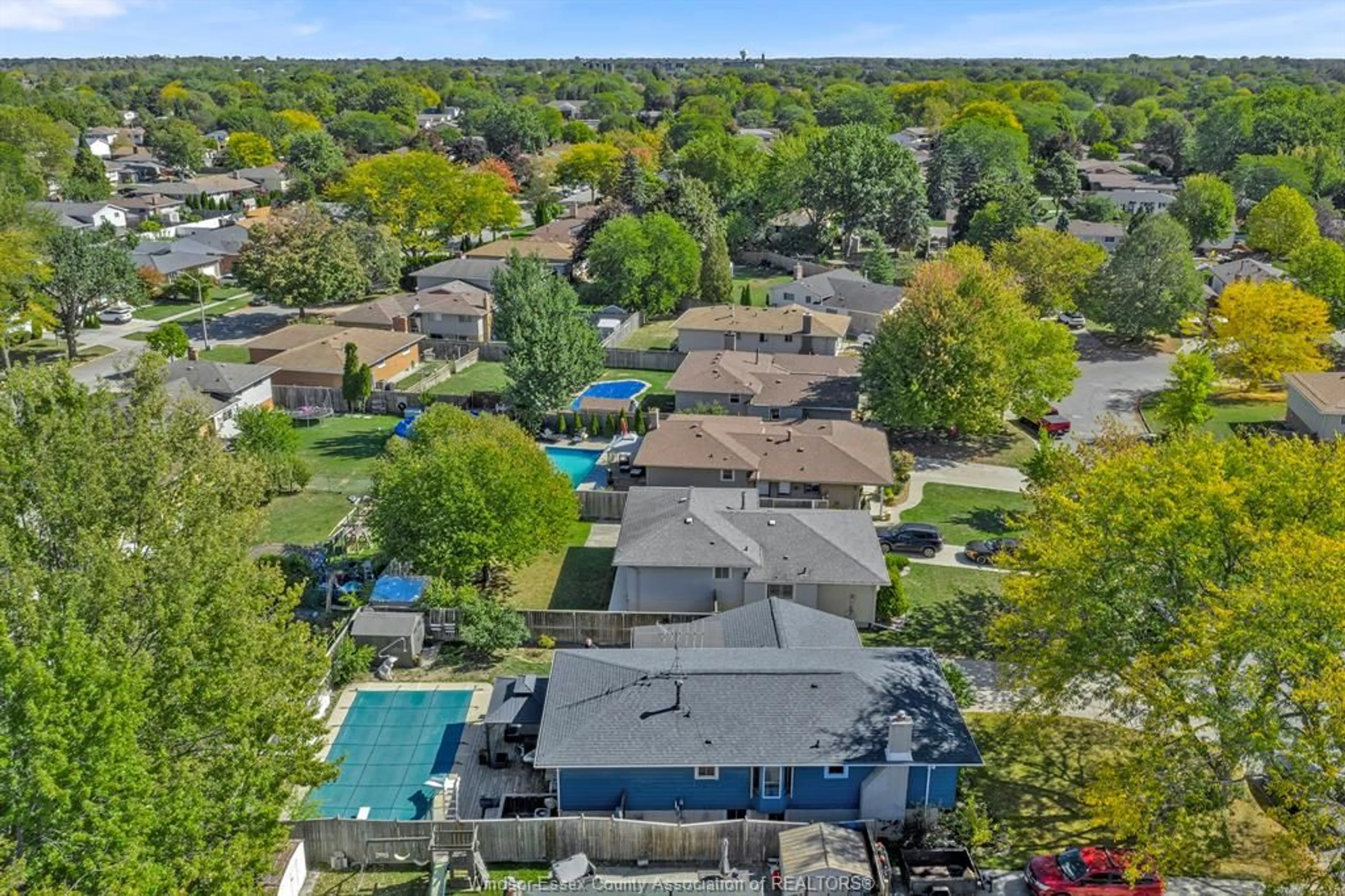 A pic from outside/outdoor area/front of a property/back of a property/a pic from drone, unknown for 9556 CHESTNUT Dr, Windsor Ontario N8R 1G8