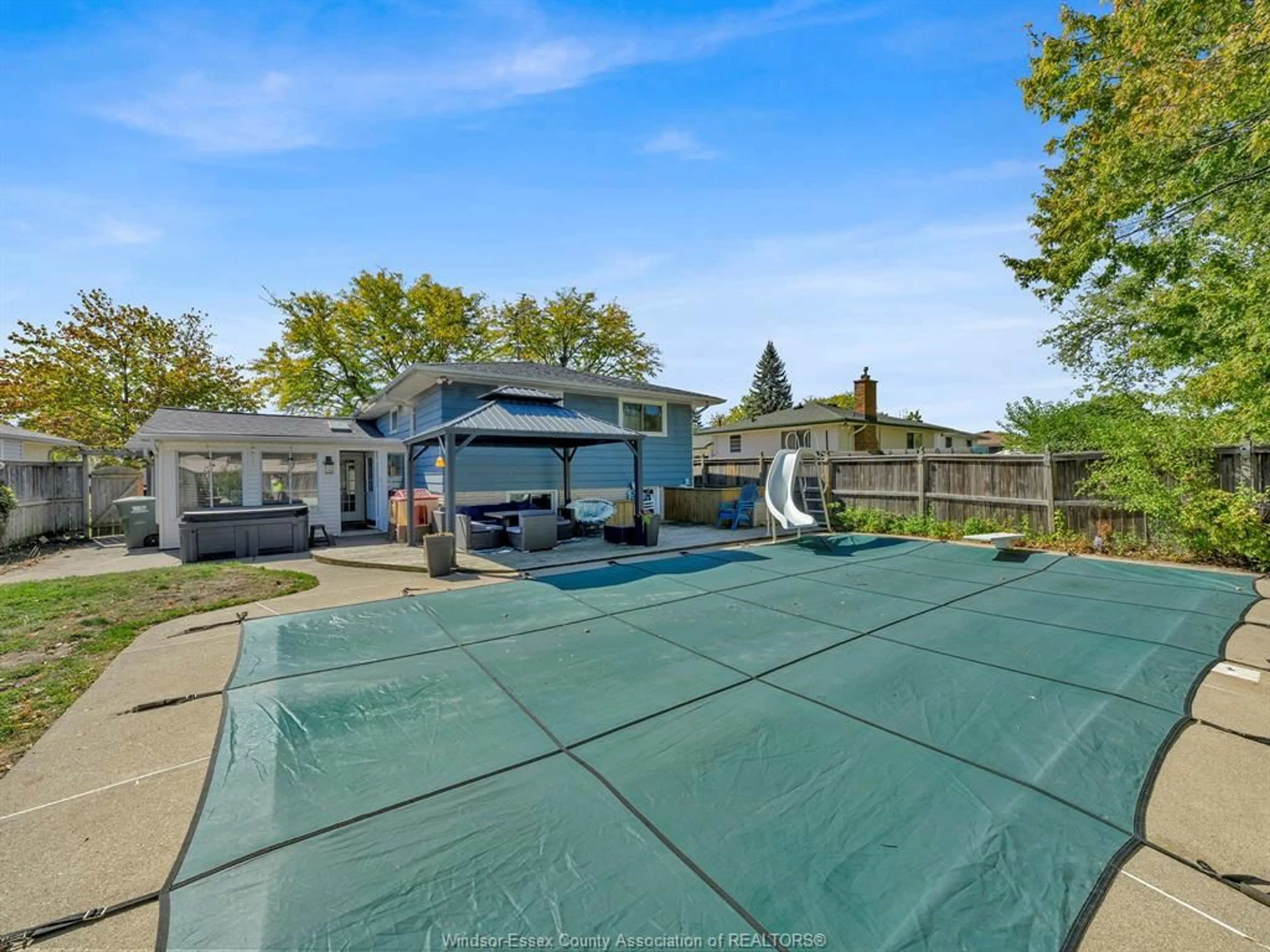 Pool for 9556 CHESTNUT Dr, Windsor Ontario N8R 1G8