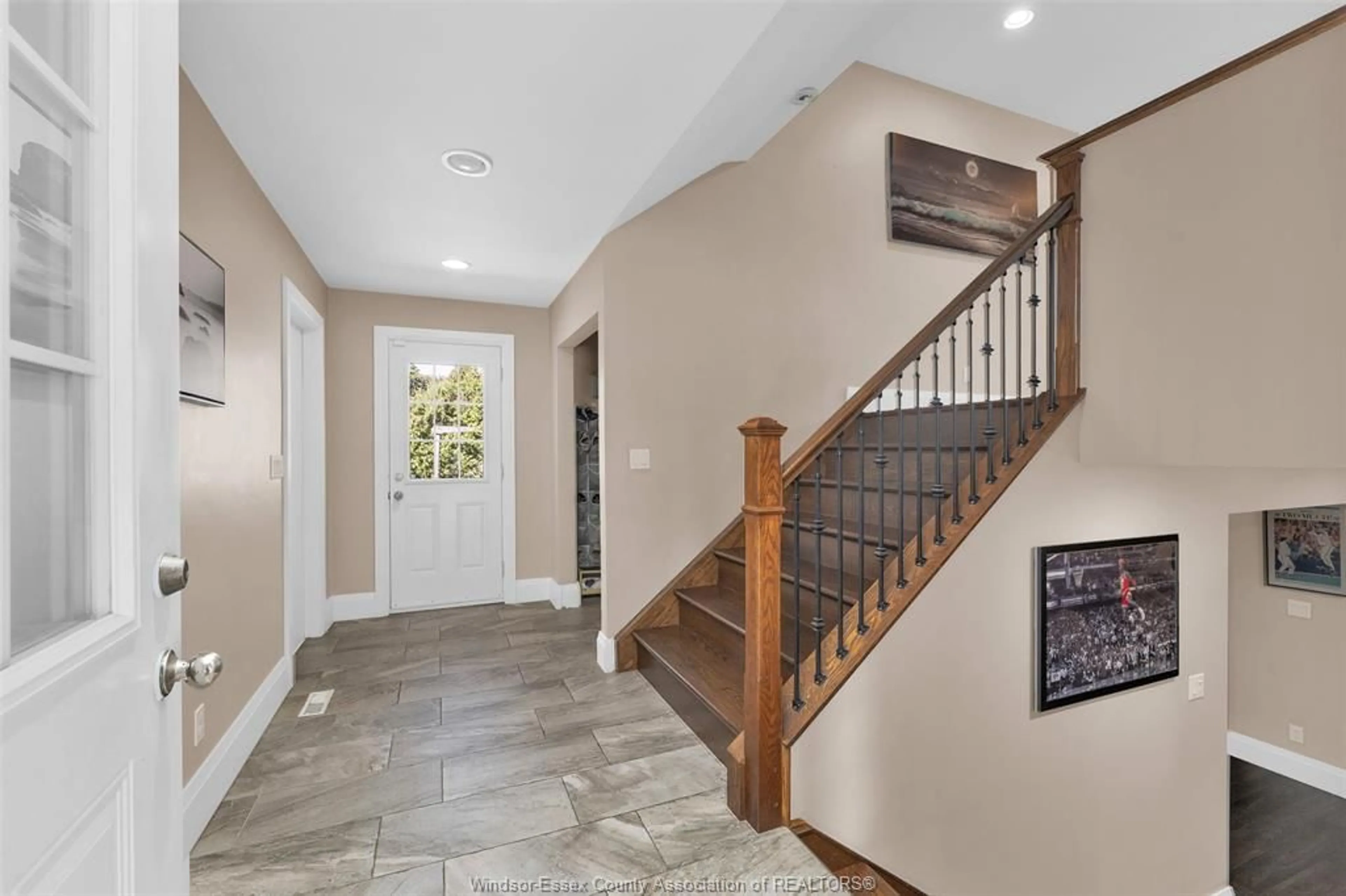 Indoor entryway for 235 WOODRIDGE, Tecumseh Ontario N8N 3A3