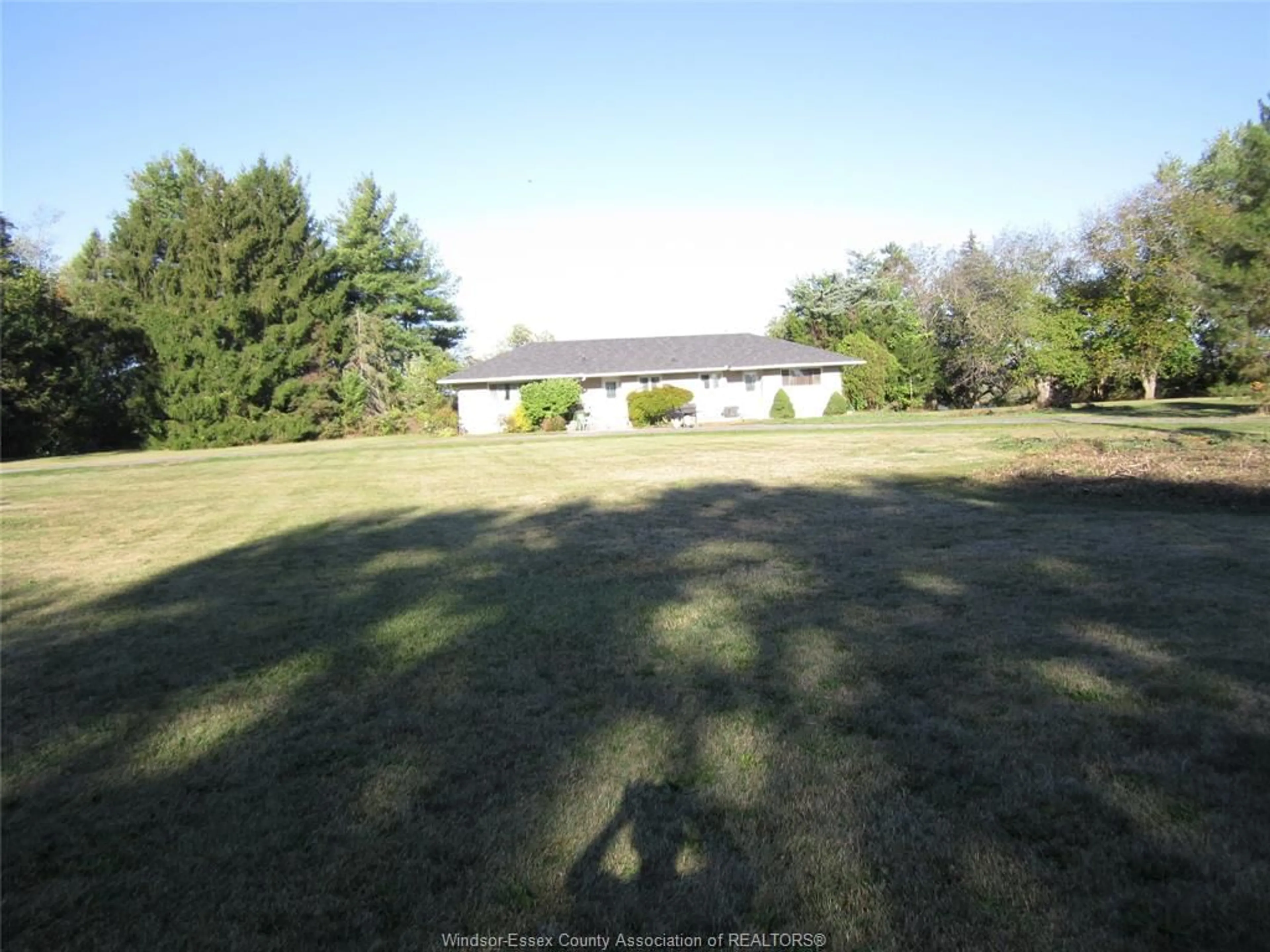 A pic from outside/outdoor area/front of a property/back of a property/a pic from drone, unknown for 9115 SHORT MALDEN Rd, LaSalle Ontario N9J 2V9