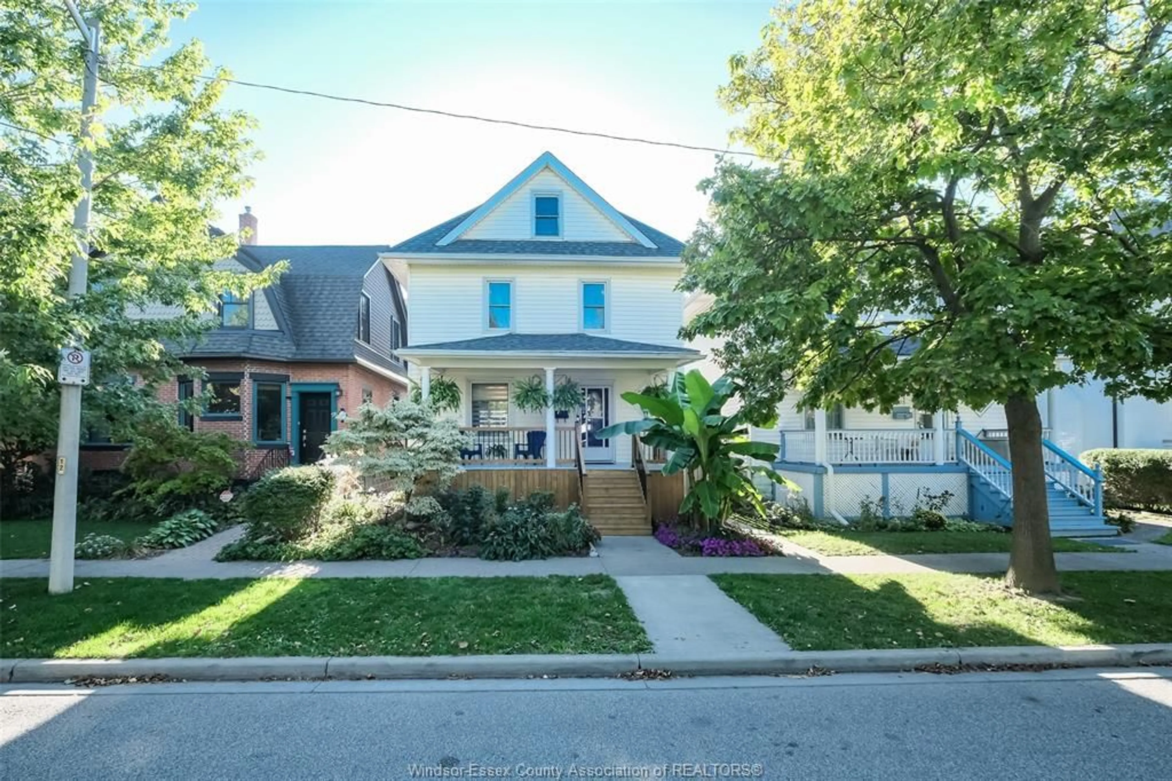 A pic from outside/outdoor area/front of a property/back of a property/a pic from drone, street for 685 CHILVER, Windsor Ontario N8Y 2K1
