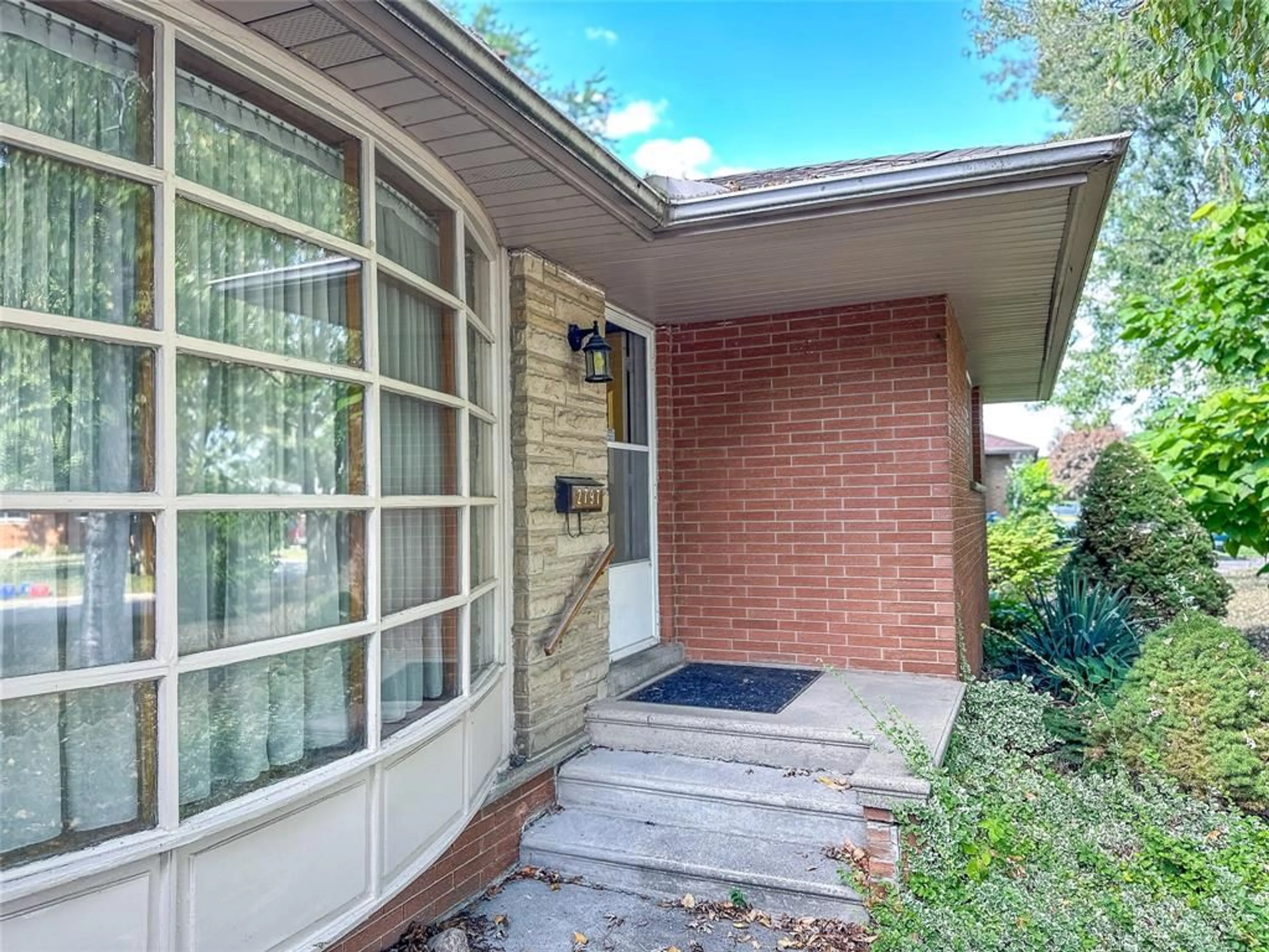 Home with brick exterior material, street for 2797 WESTMINSTER Blvd, Windsor Ontario N8T 1T6