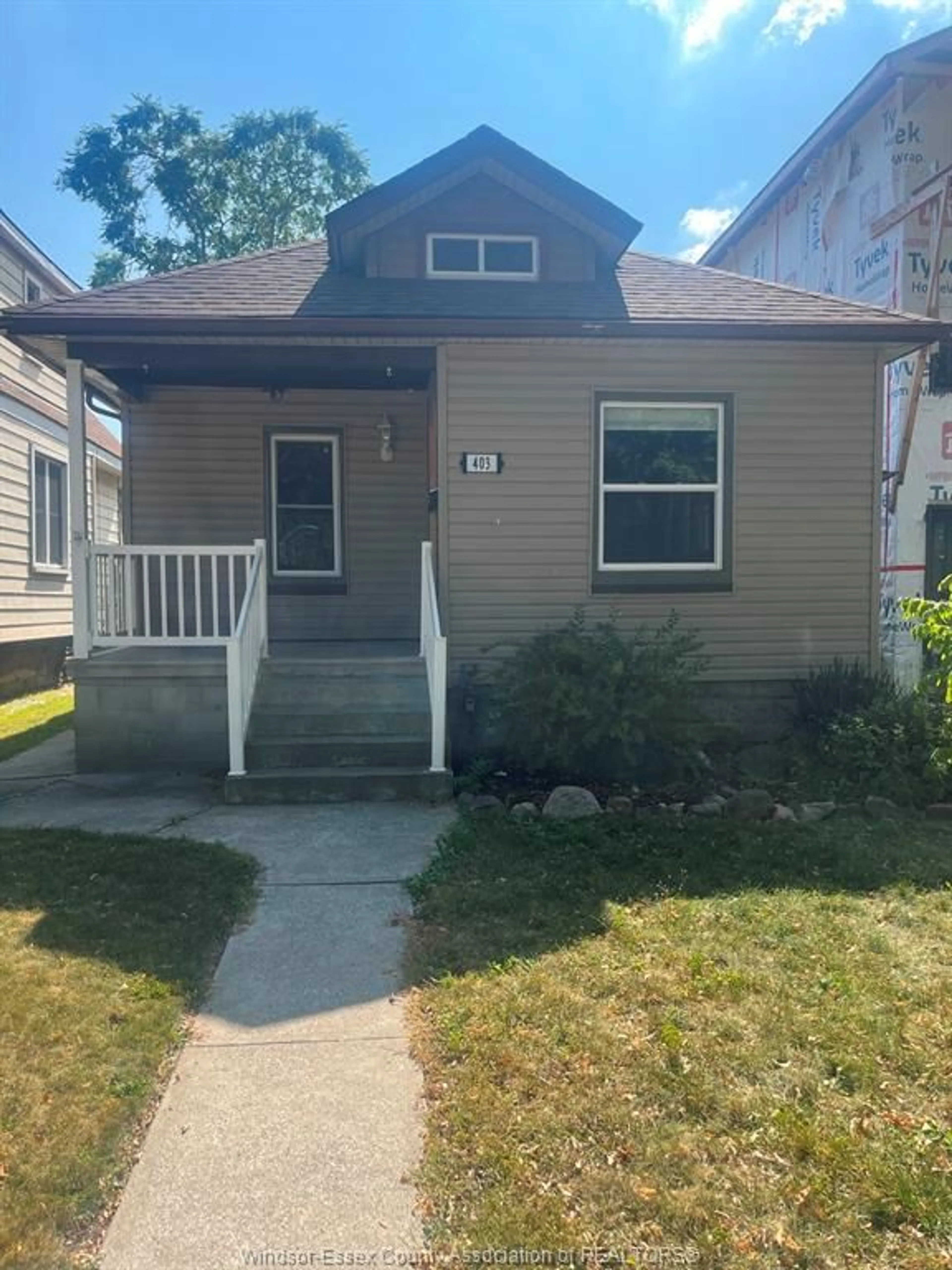 Home with vinyl exterior material, street for 403 CLINTON, Windsor Ontario N8X 1A7