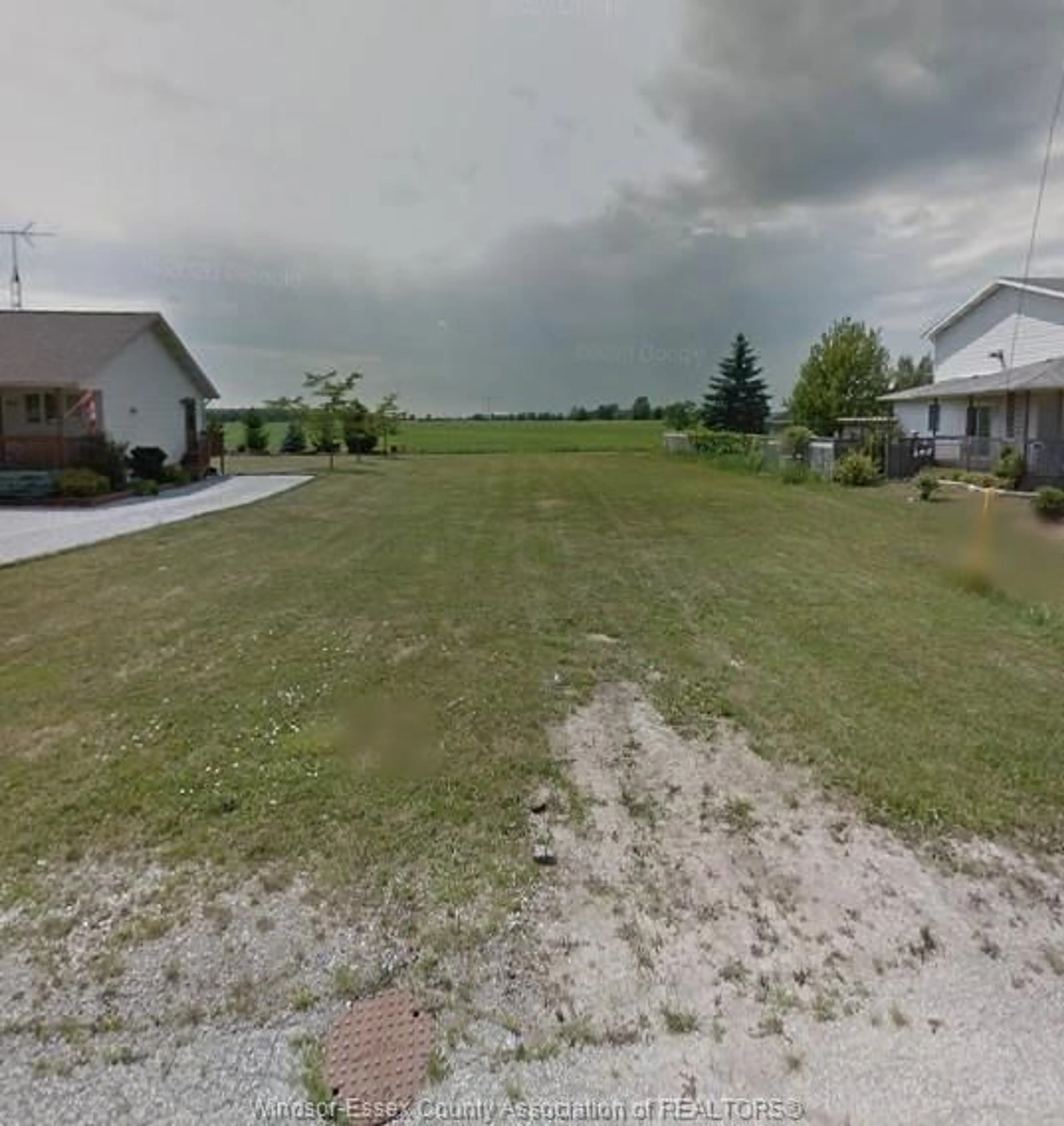 A pic from outside/outdoor area/front of a property/back of a property/a pic from drone, street for 6199 EMERSON Ave, Comber Ontario N0P 1J0