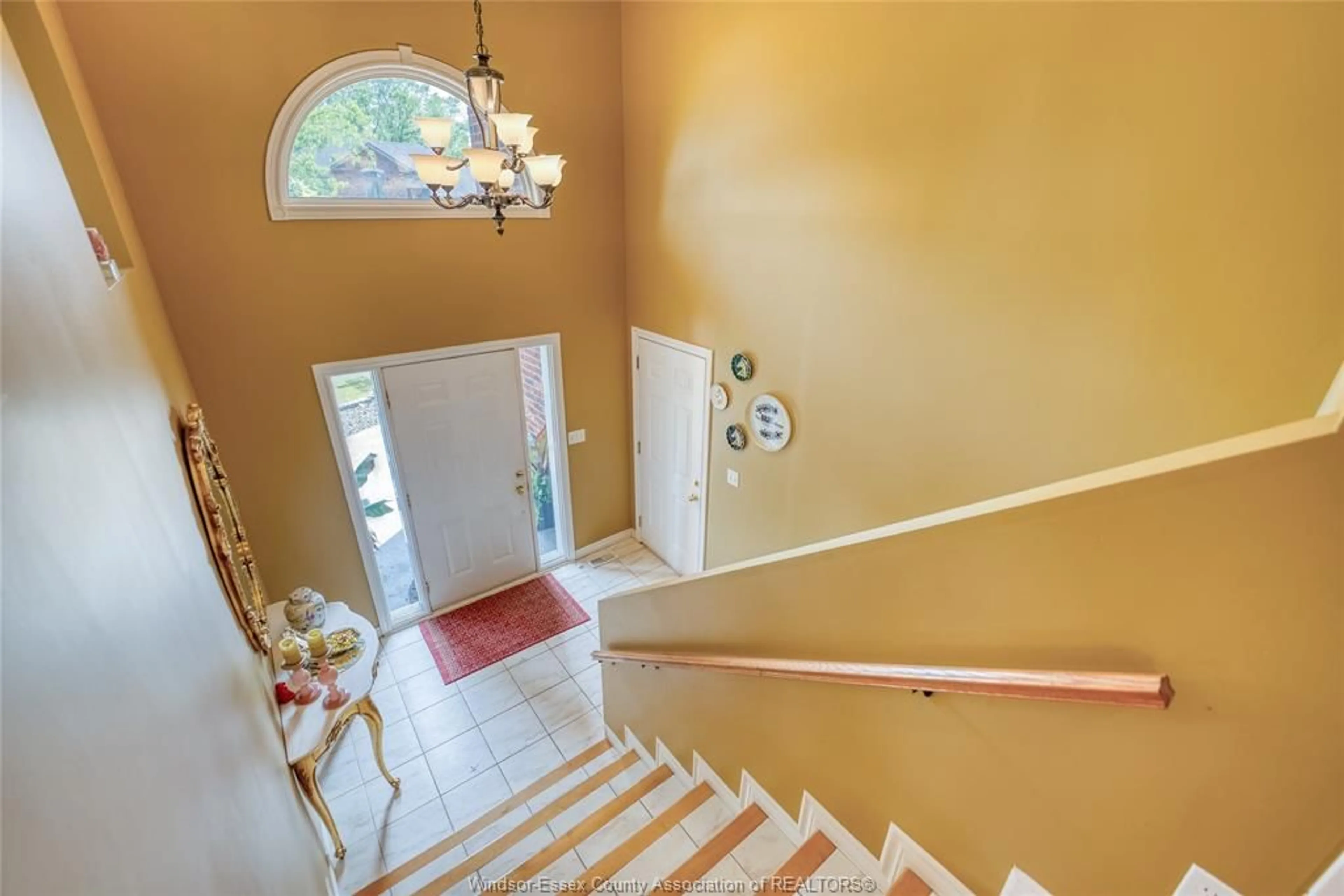 Indoor foyer for 455 HURON, LaSalle Ontario N9J 1J7