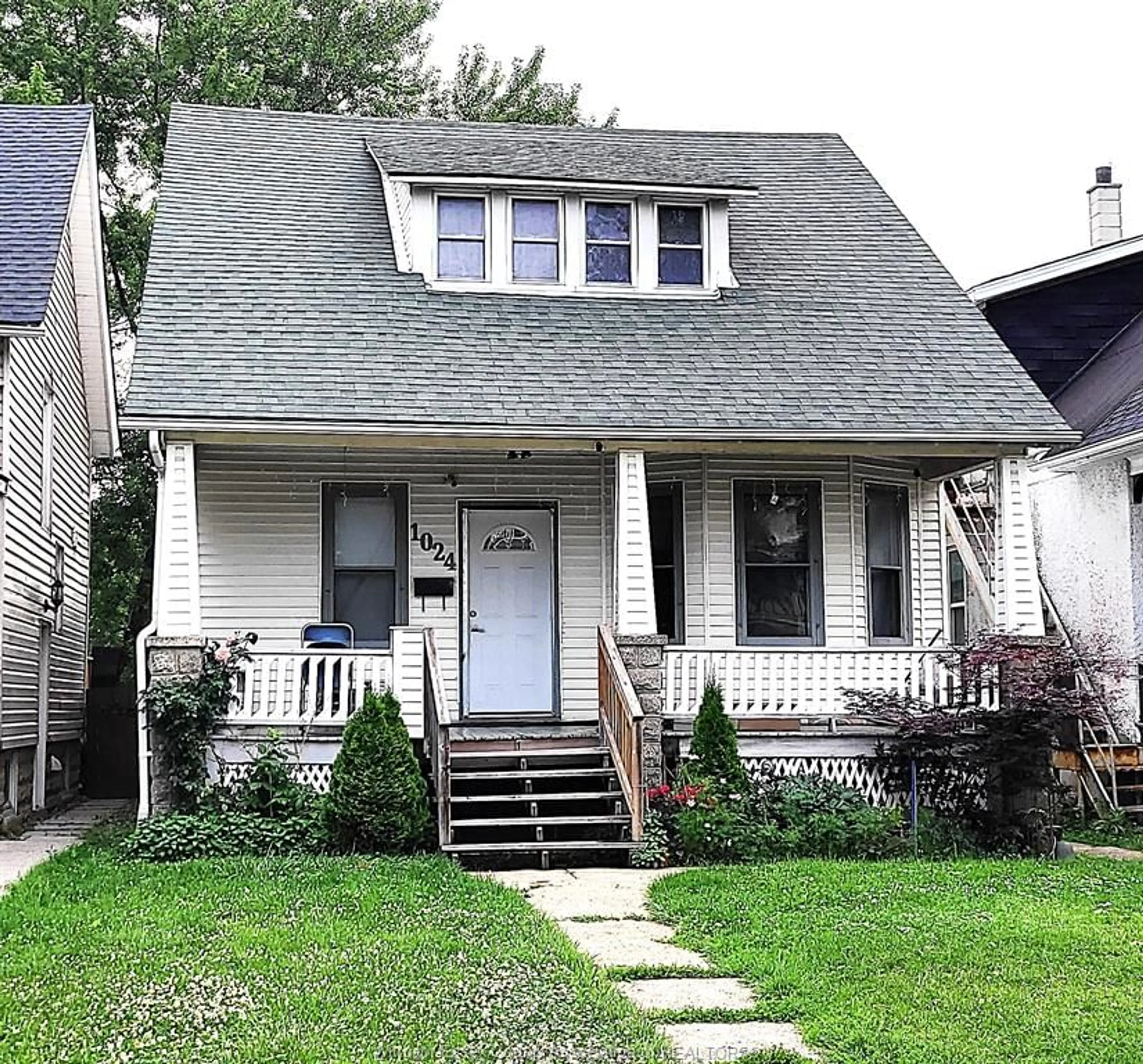 Home with vinyl exterior material, street for 1024 WINDSOR Ave, Windsor Ontario N9A 1K4