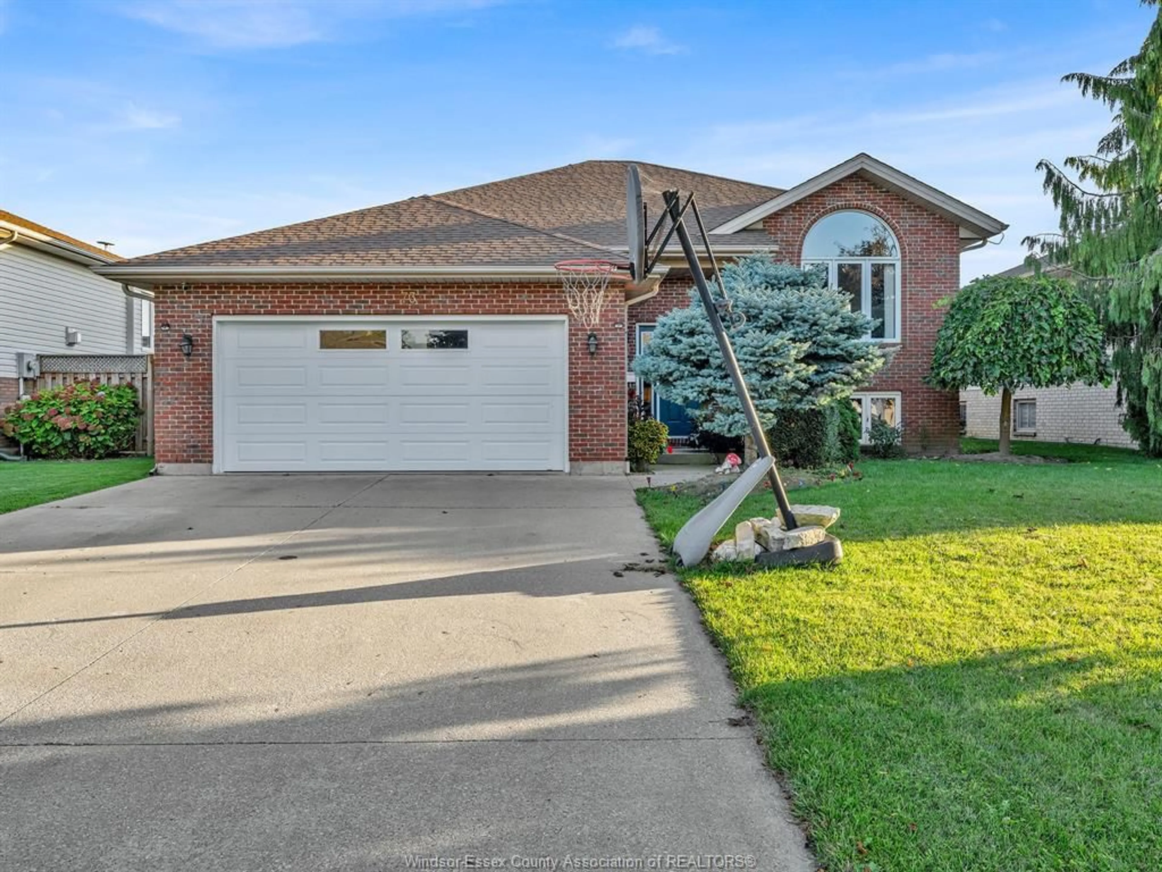 Home with brick exterior material, street for 73 WAKEFIELD Ave, Leamington Ontario N8H 5J8