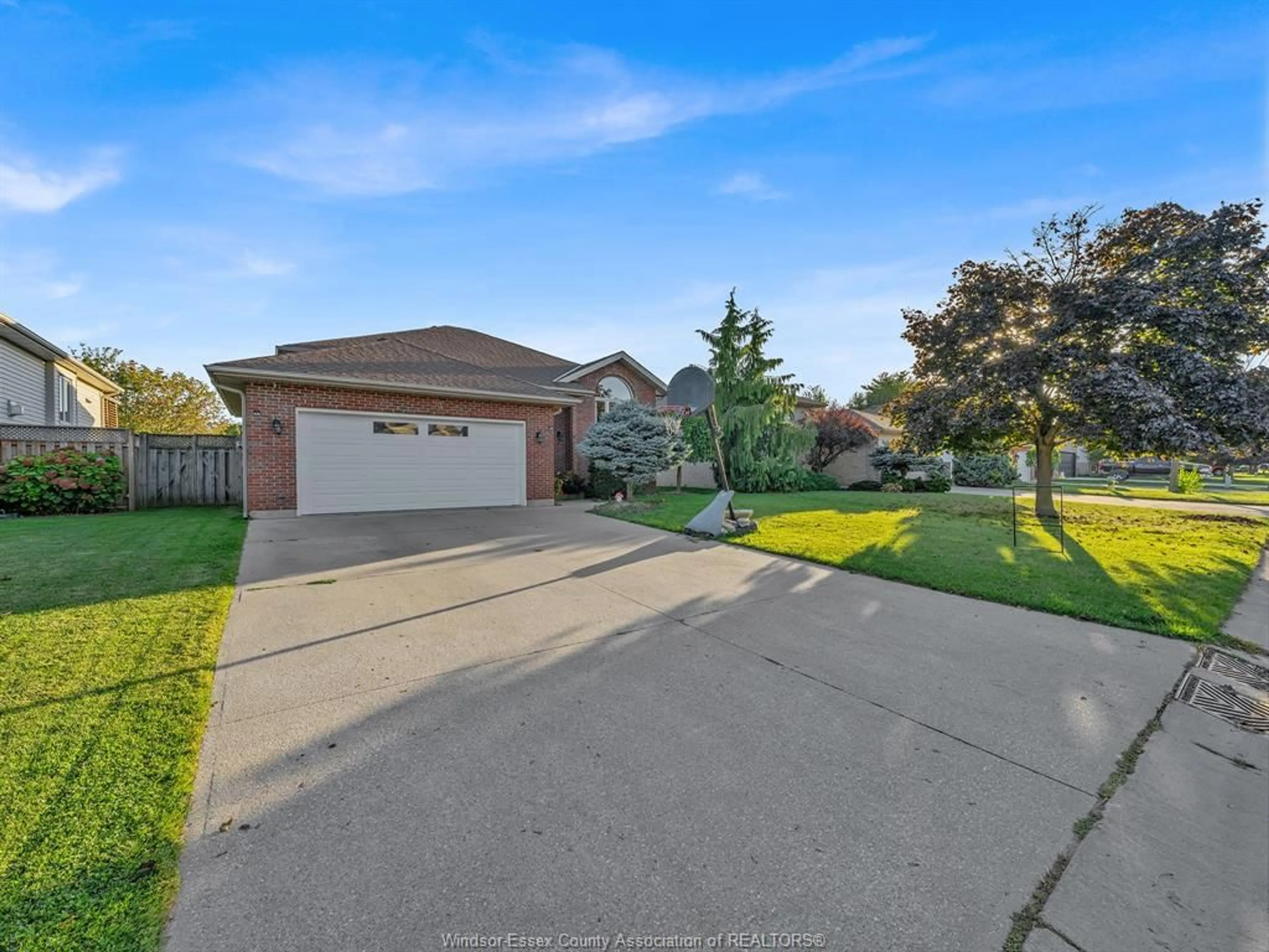 A pic from outside/outdoor area/front of a property/back of a property/a pic from drone, street for 73 WAKEFIELD Ave, Leamington Ontario N8H 5J8
