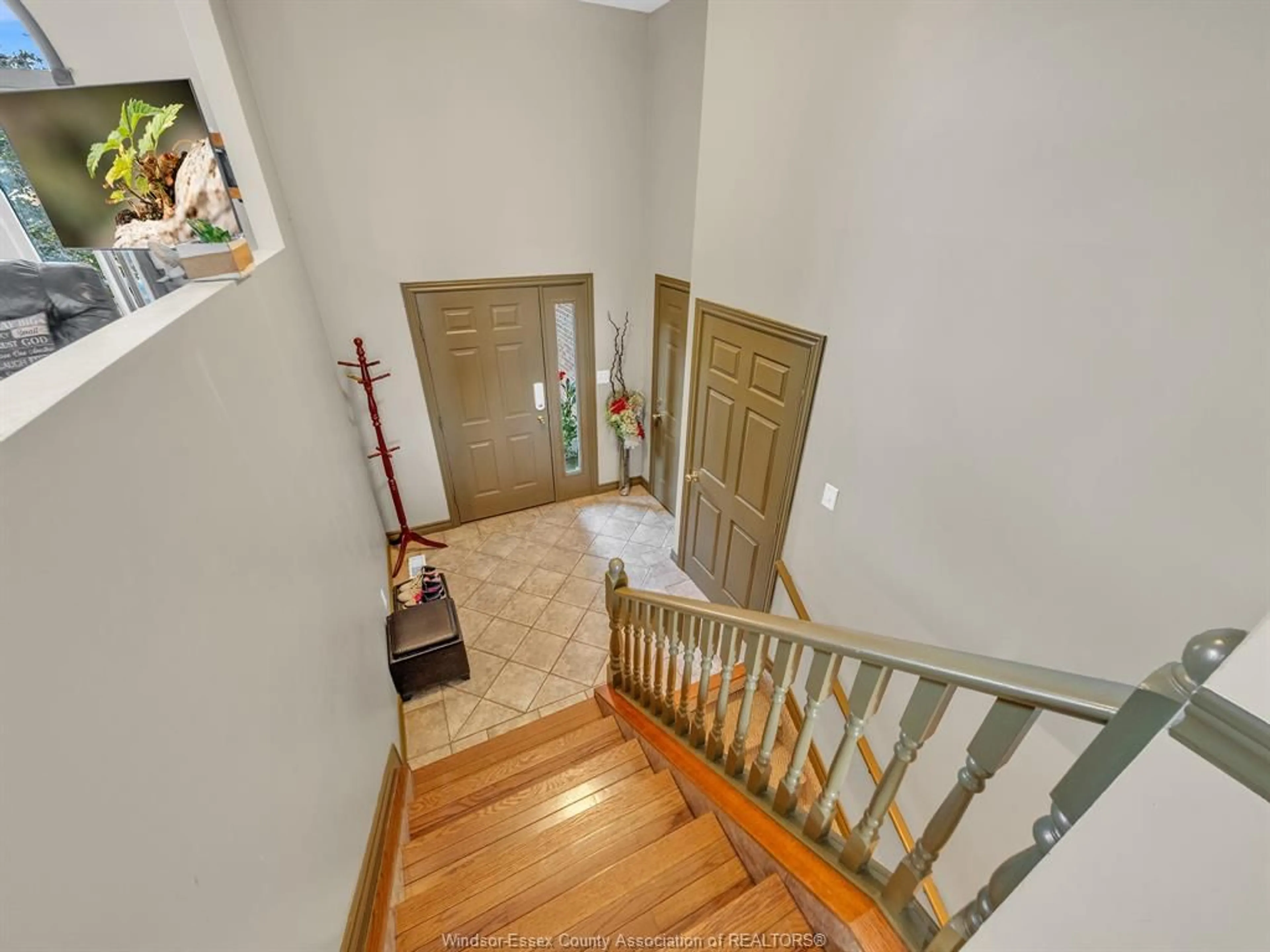 Indoor foyer for 73 WAKEFIELD Ave, Leamington Ontario N8H 5J8