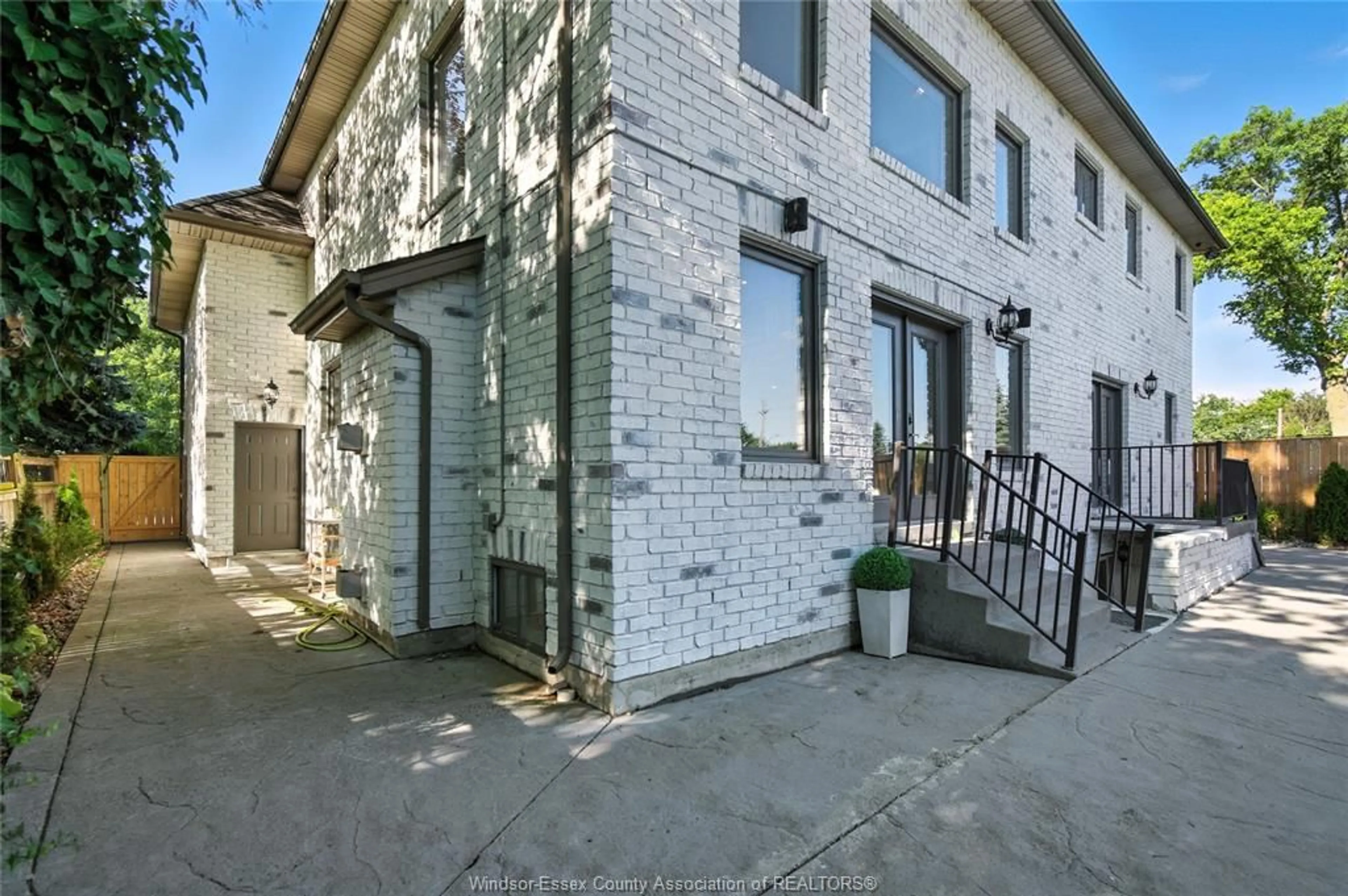 A pic from outside/outdoor area/front of a property/back of a property/a pic from drone, street for 435 COUNTRY CLUB, Windsor Ontario N9G 3G9