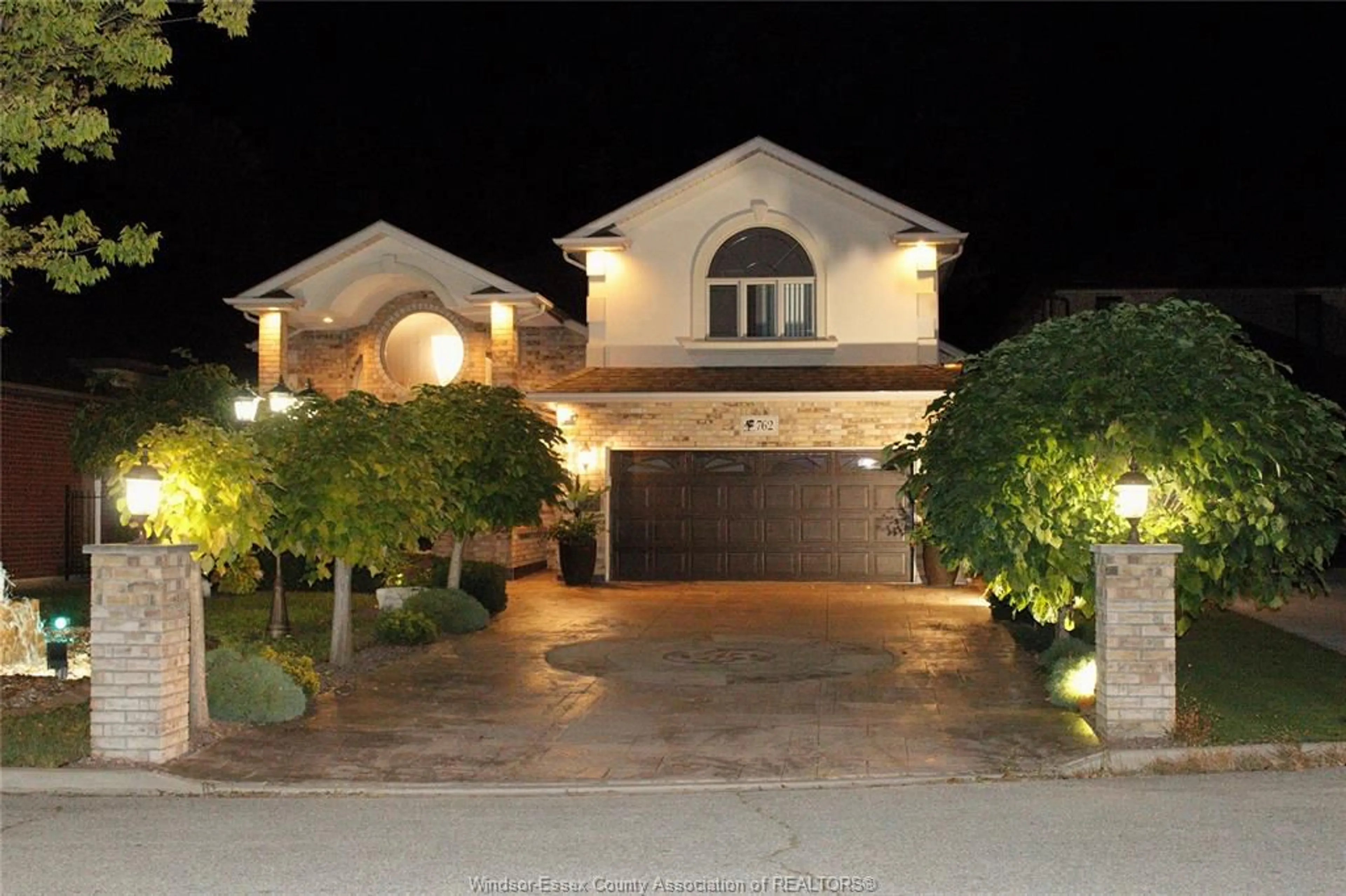 A pic from outside/outdoor area/front of a property/back of a property/a pic from drone, street for 762 NEWPORT Cres, Windsor Ontario N9E 4Z5