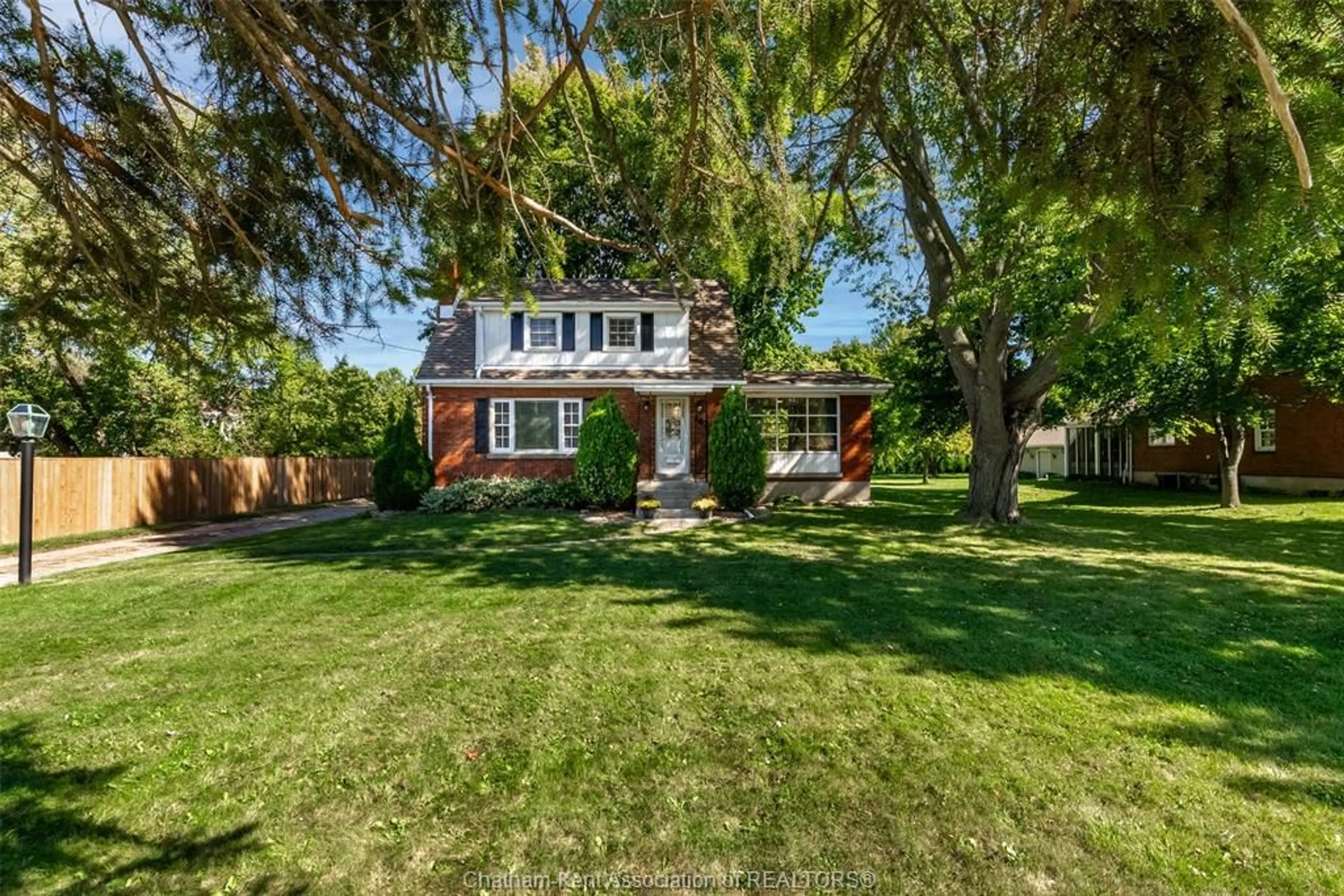 A pic from outside/outdoor area/front of a property/back of a property/a pic from drone, street for 483 St. Clair St, Chatham Ontario N7L 3K6