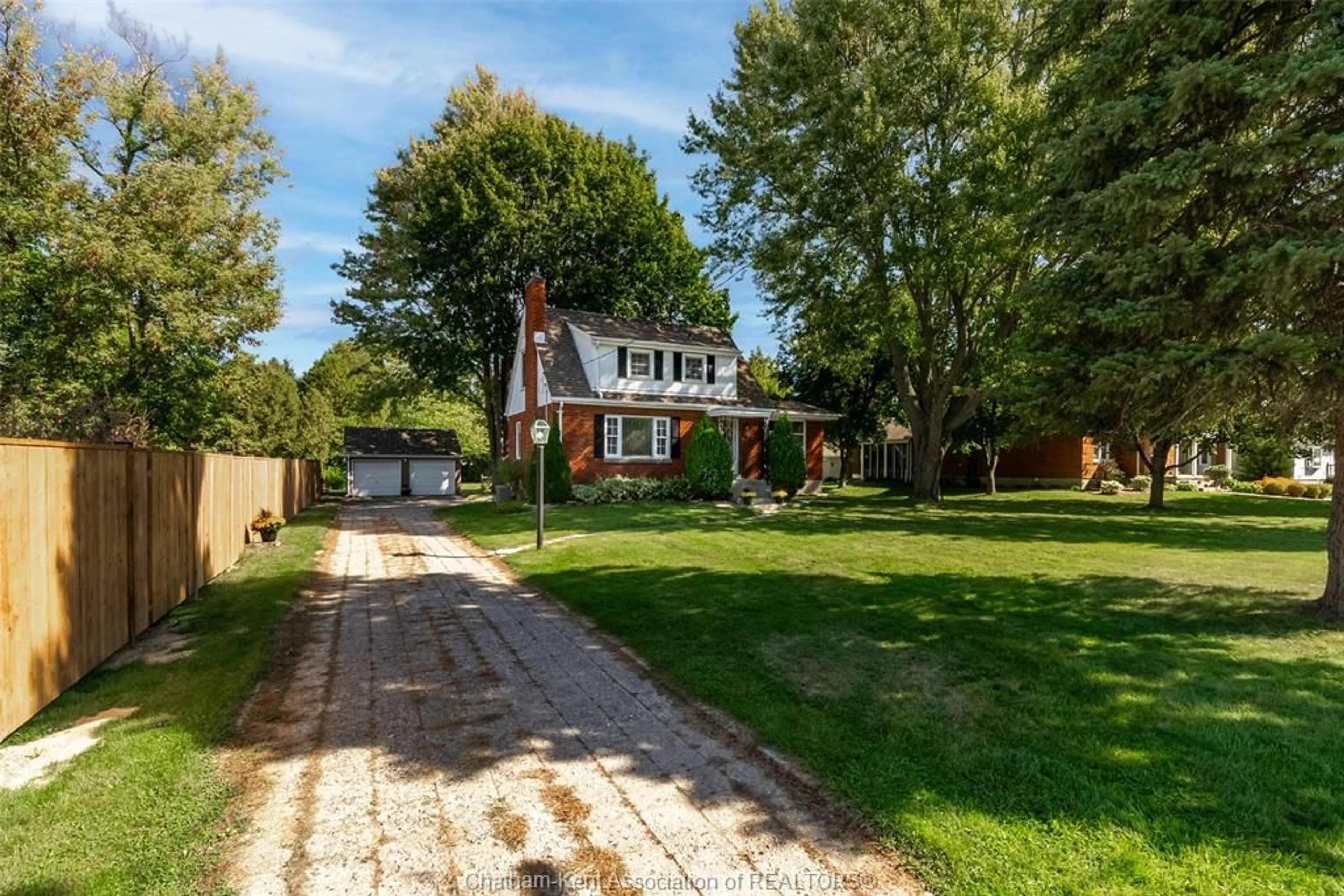 A pic from outside/outdoor area/front of a property/back of a property/a pic from drone, street for 483 St. Clair St, Chatham Ontario N7L 3K6
