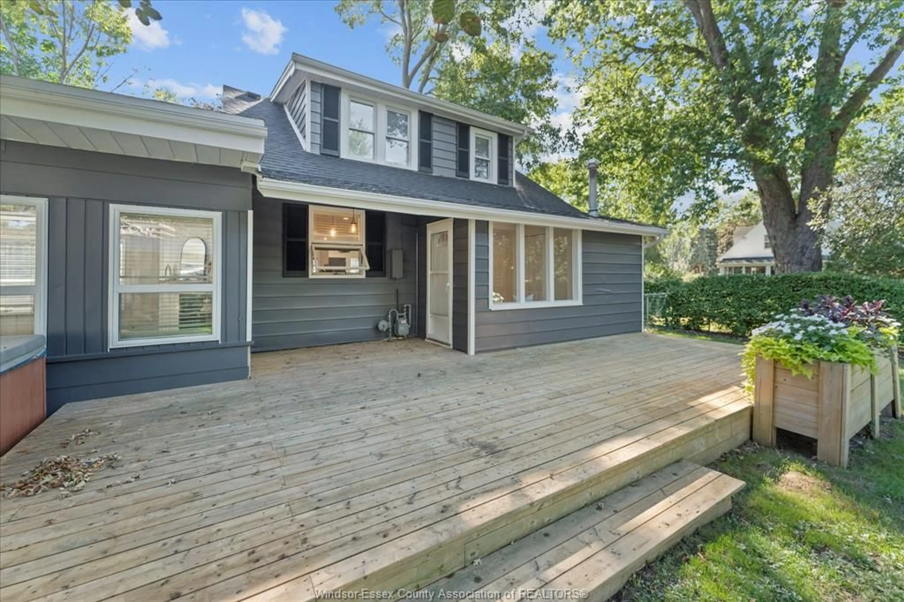 Home with vinyl exterior material, street for 736 Lake Erie Dr, Kingsville Ontario N9Y 2P9