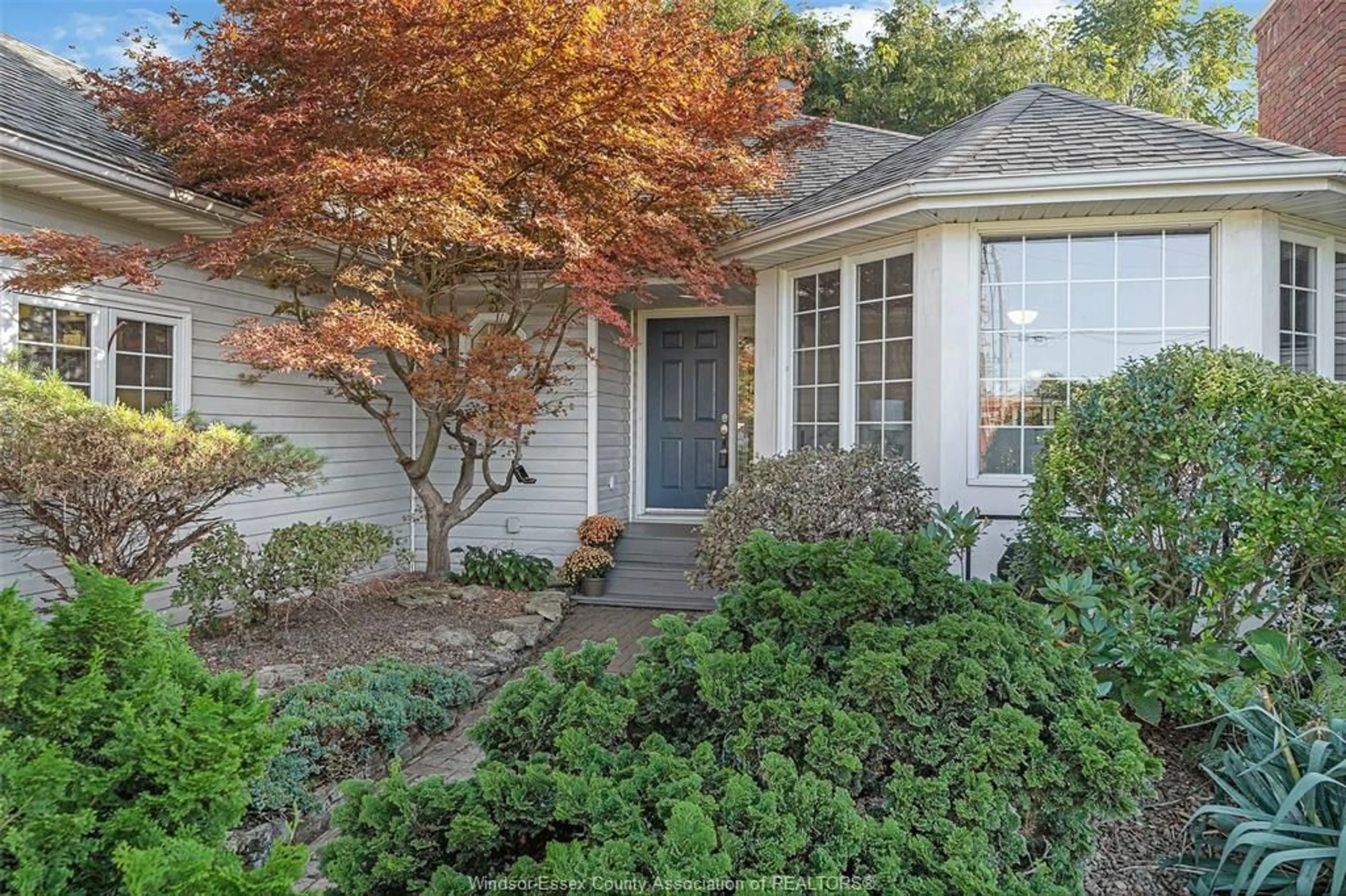 Home with vinyl exterior material, street for 371 KING St, Harrow Ontario N0R 1G0