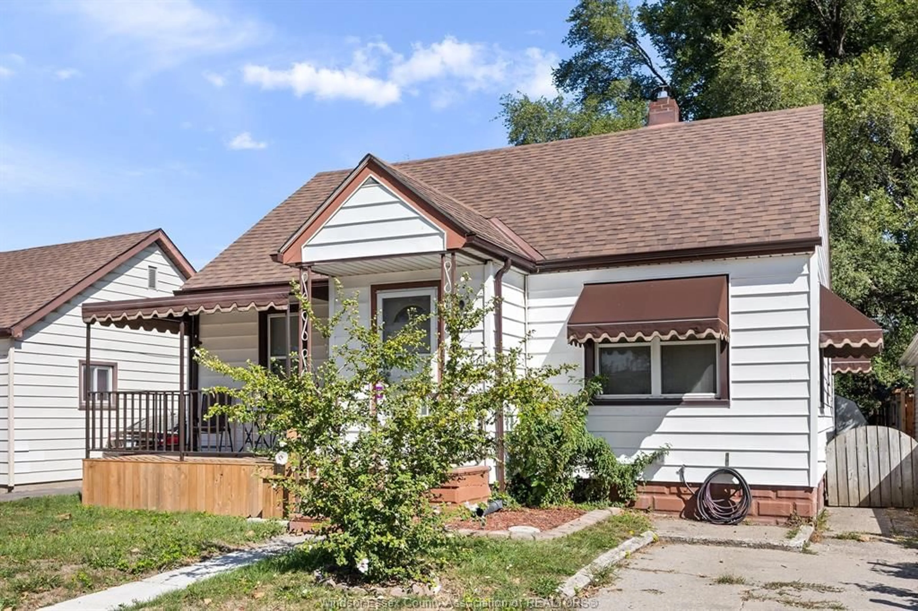 Home with vinyl exterior material, street for 2628 ALEXIS Rd, Windsor Ontario N8W 3Z9
