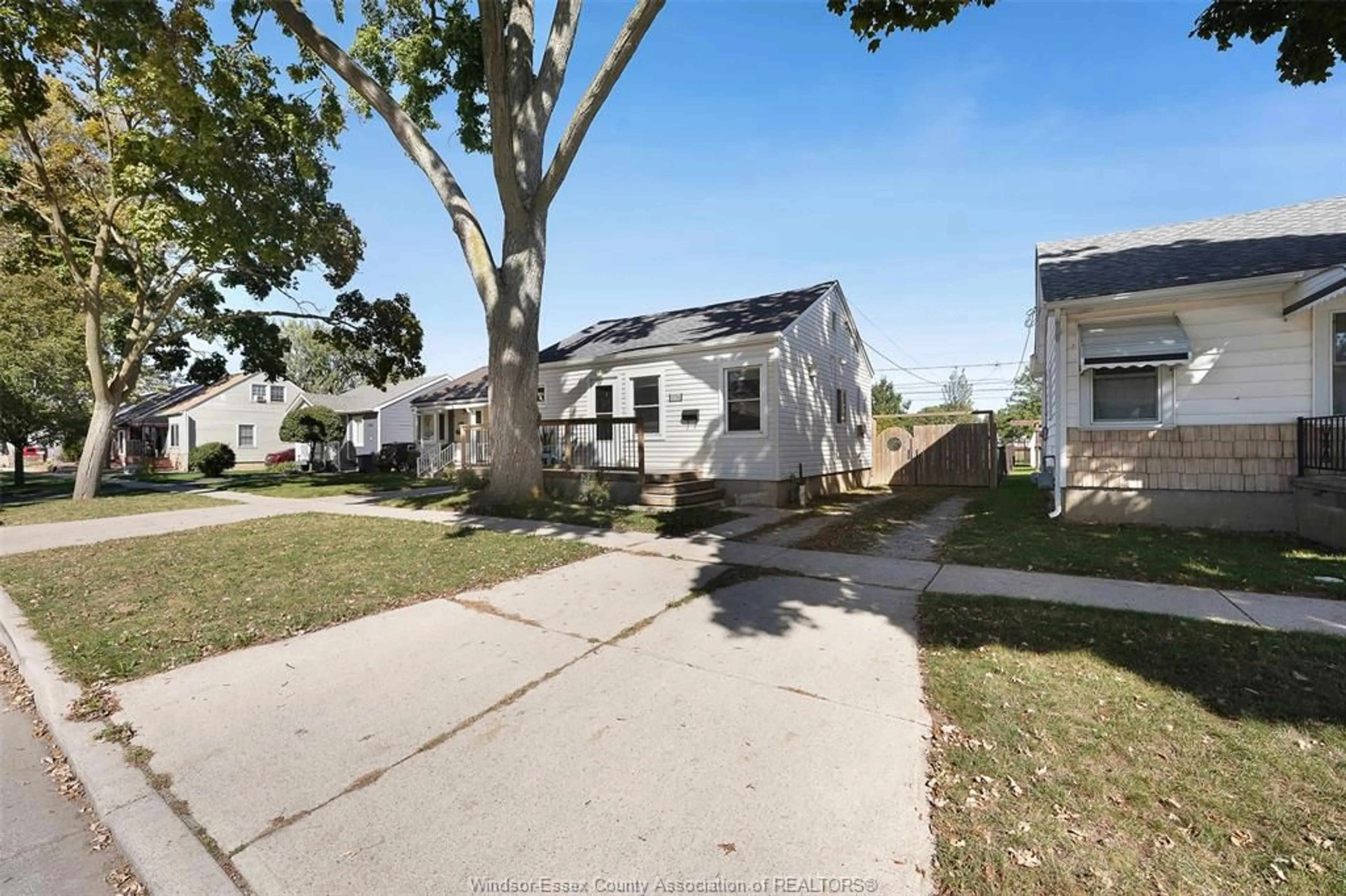 A pic from outside/outdoor area/front of a property/back of a property/a pic from drone, street for 1774 TOURANGEAU, Windsor Ontario N8Y 4J8