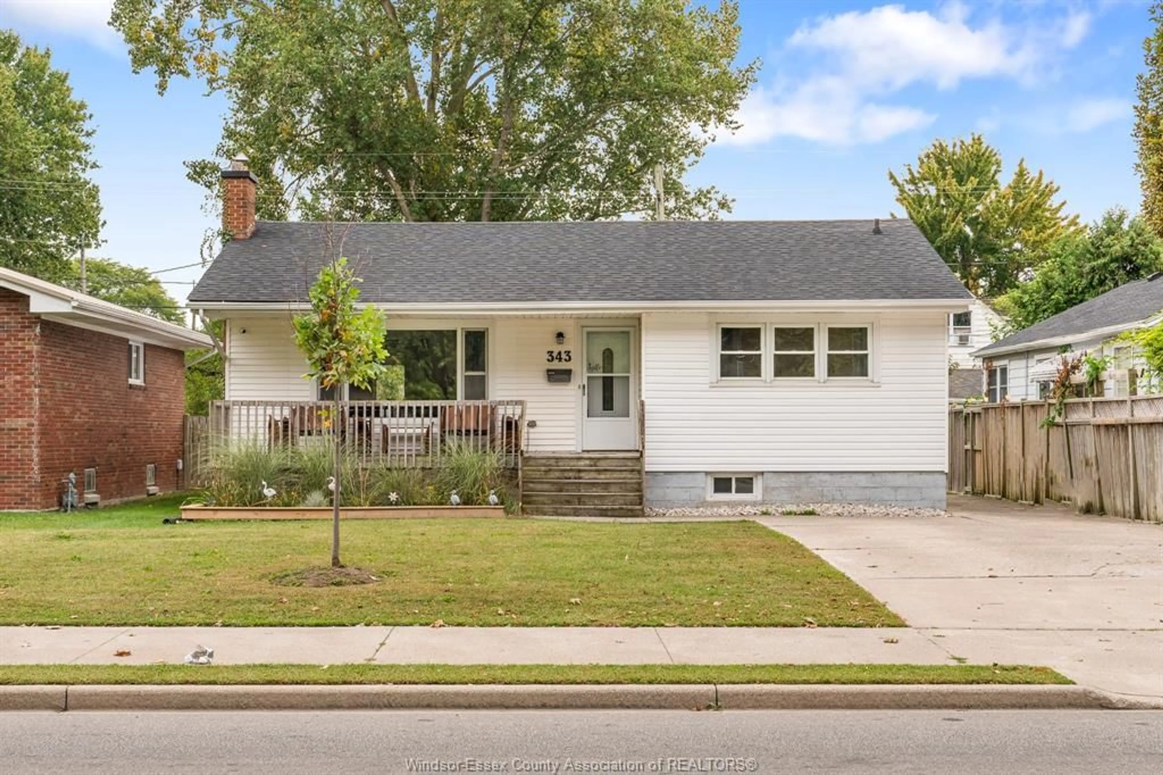 Home with vinyl exterior material, street for 343 Alma, Amherstburg Ontario N9V 1B2