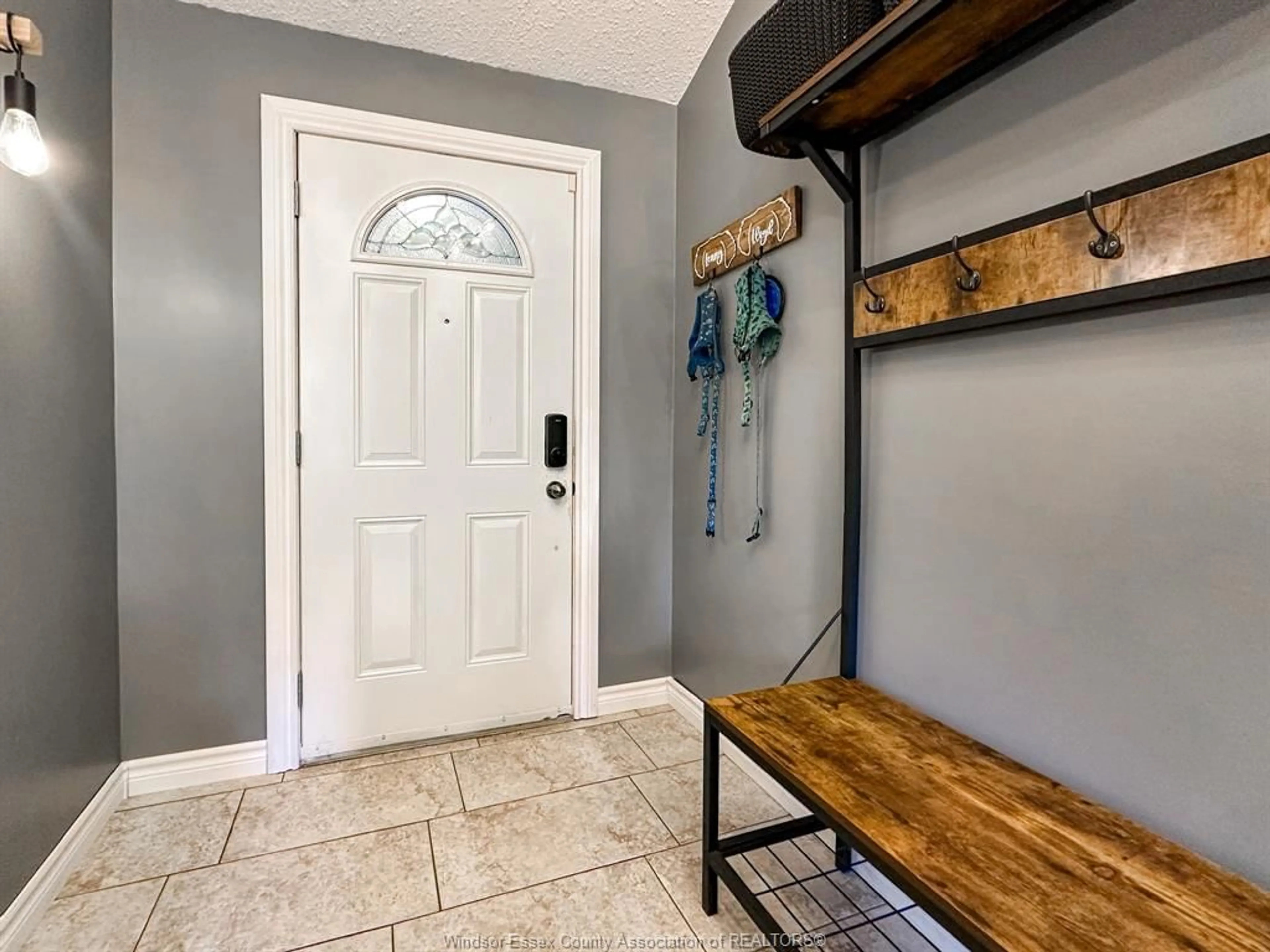 Indoor entryway for 10156 ASPEN Lane, Windsor Ontario N8R 2B8