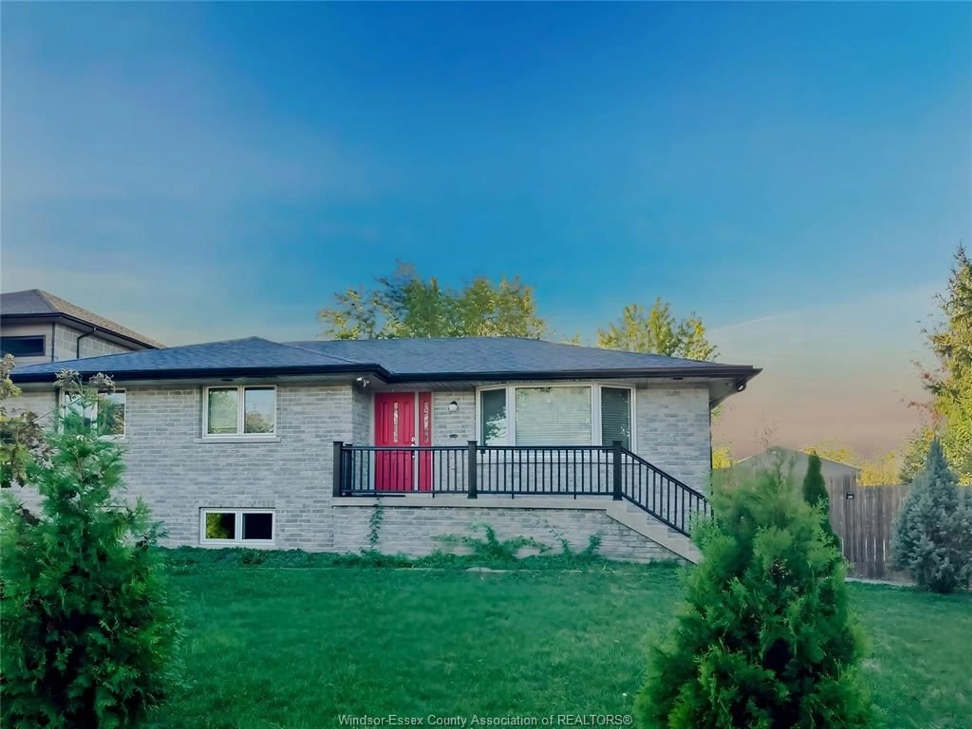 A pic from outside/outdoor area/front of a property/back of a property/a pic from drone, unknown for 541 LAKEVIEW Ave, Windsor Ontario N8P 1E1