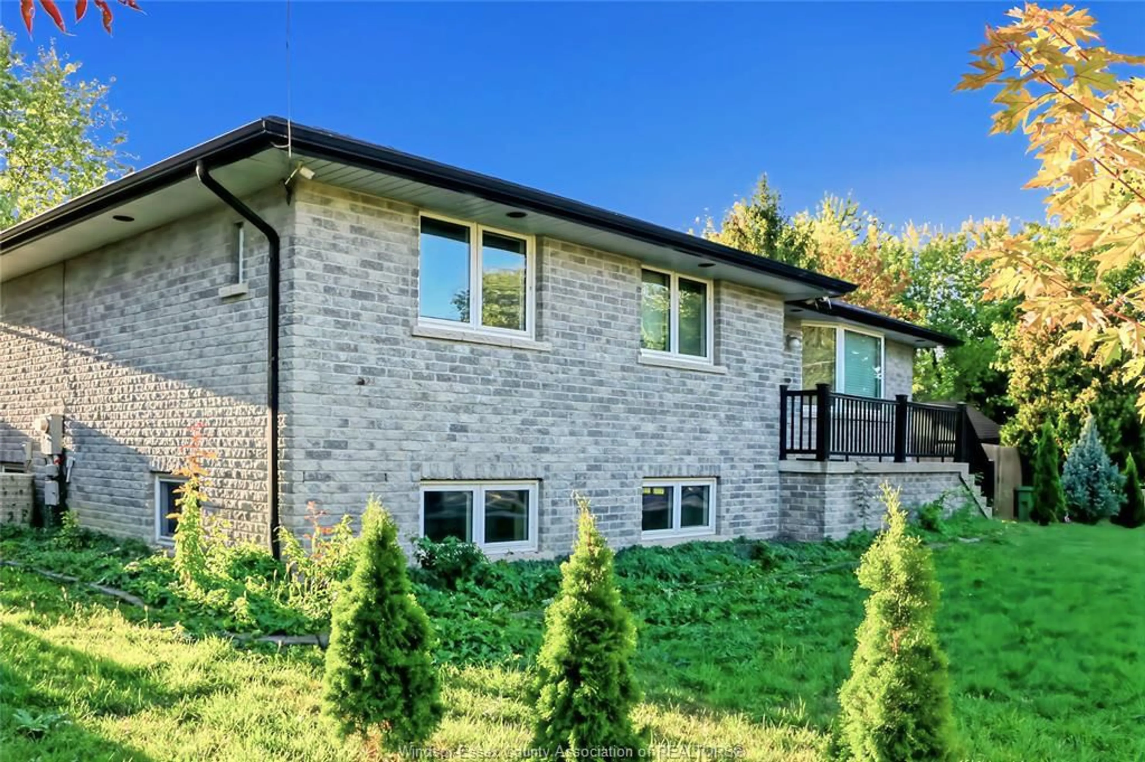 Home with brick exterior material, building for 541 LAKEVIEW Ave, Windsor Ontario N8P 1E1