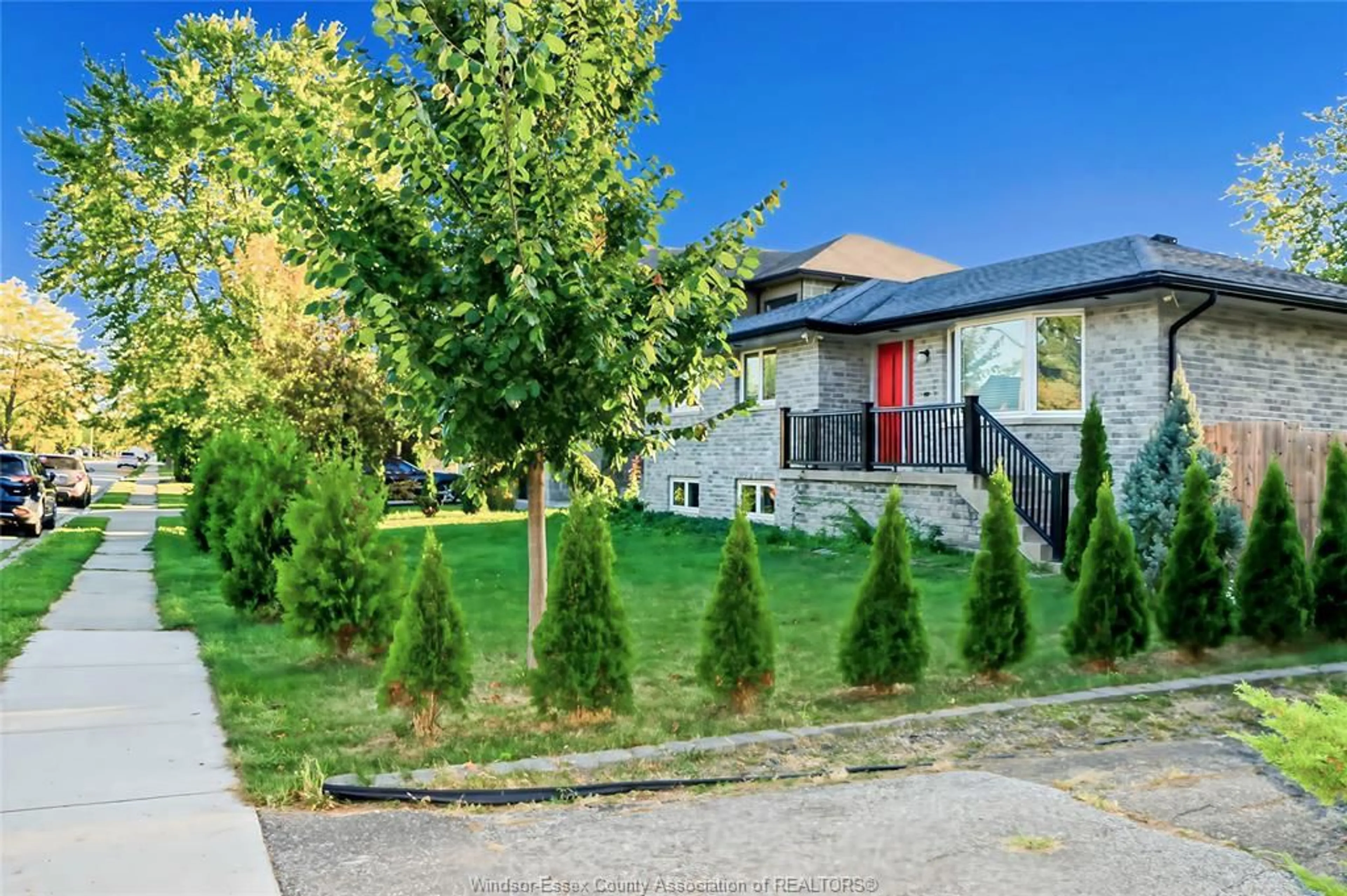 Patio, street for 541 LAKEVIEW Ave, Windsor Ontario N8P 1E1
