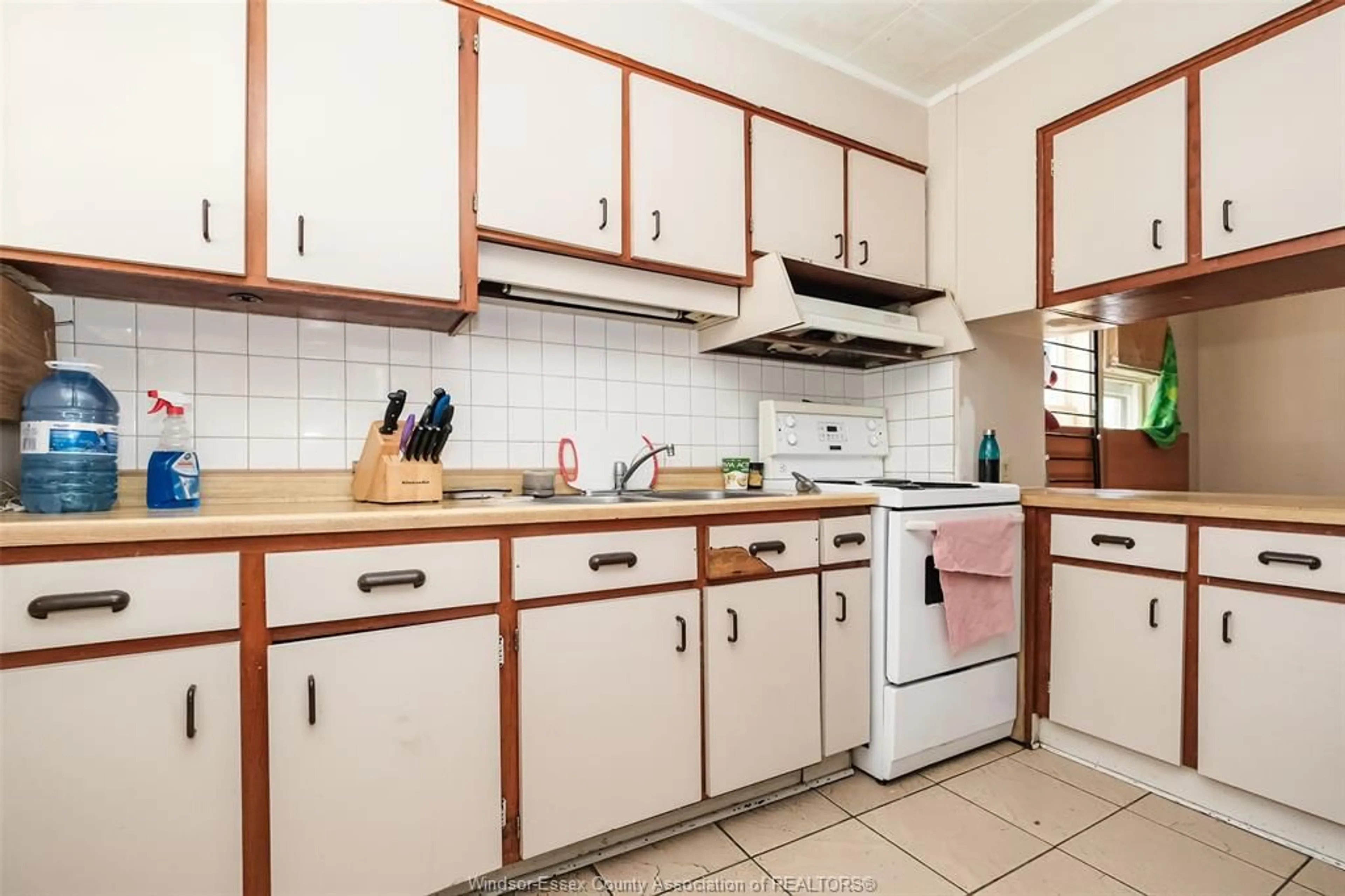 Standard kitchen, unknown for 2288 HOWARD Ave, Windsor Ontario N8X 3V1