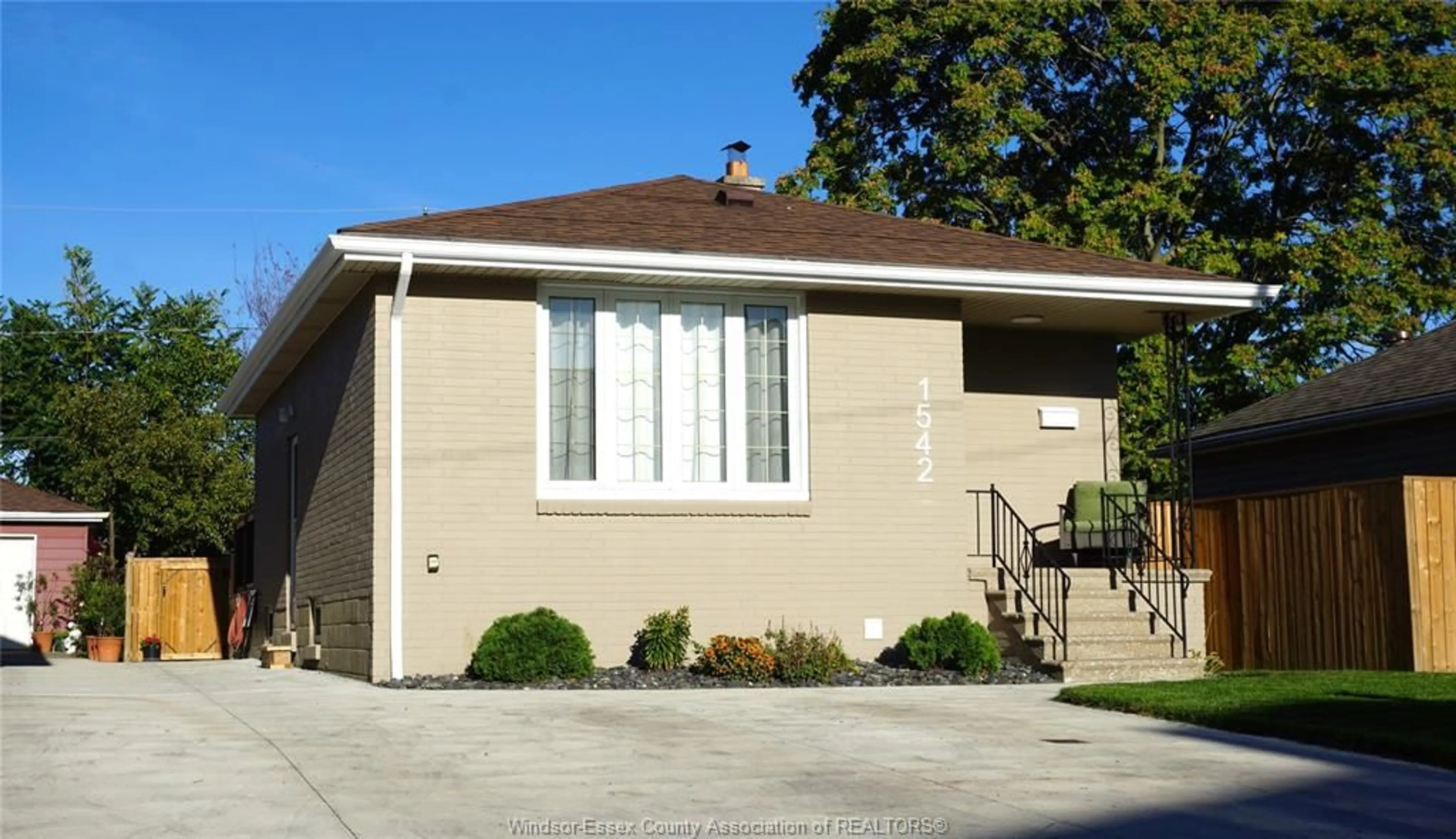 Home with vinyl exterior material, street for 1542 ELSMERE, Windsor Ontario N8X 4H3