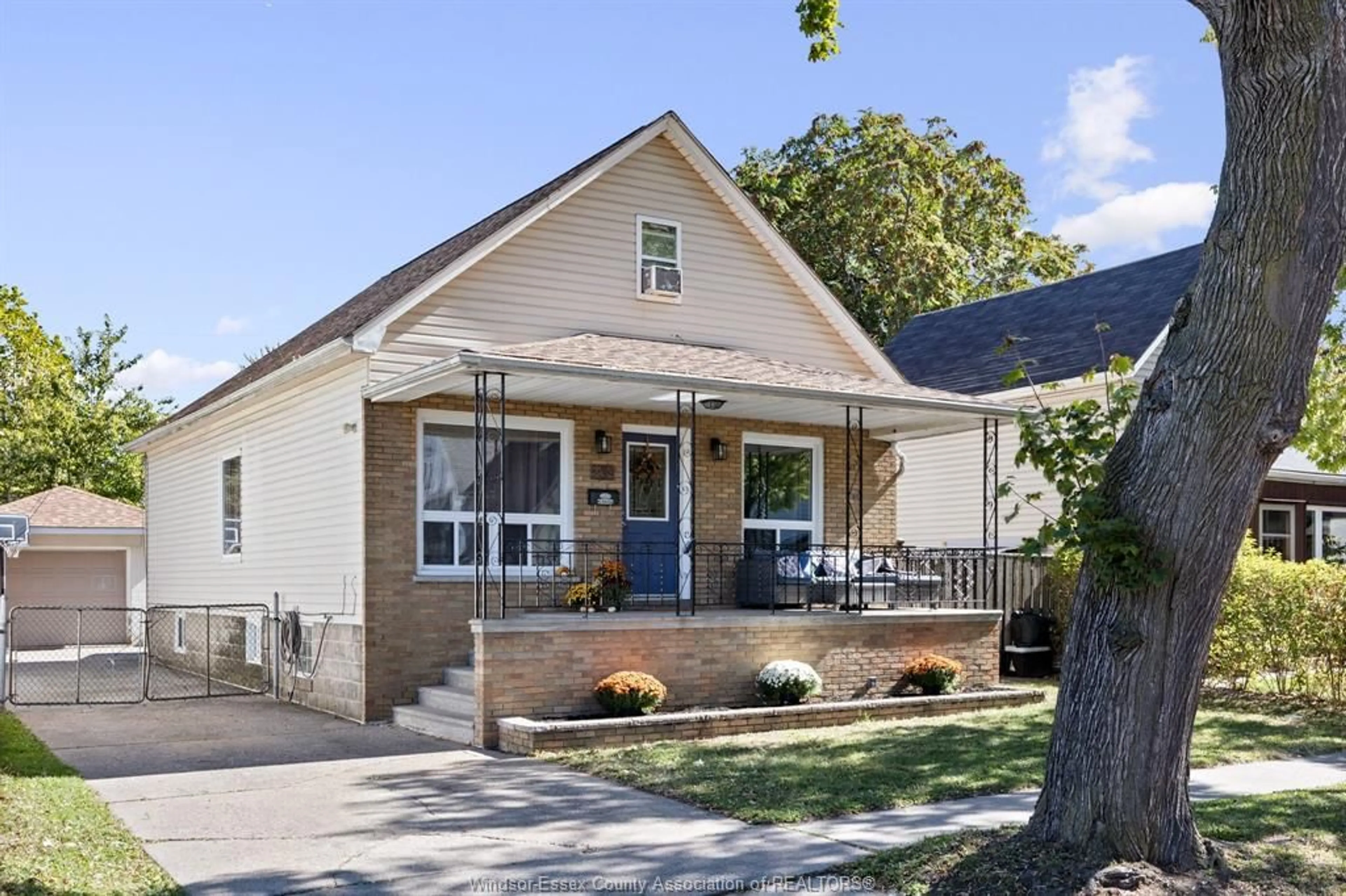 Home with vinyl exterior material, street for 338 MCEWAN Ave, Windsor Ontario N9B 2E6
