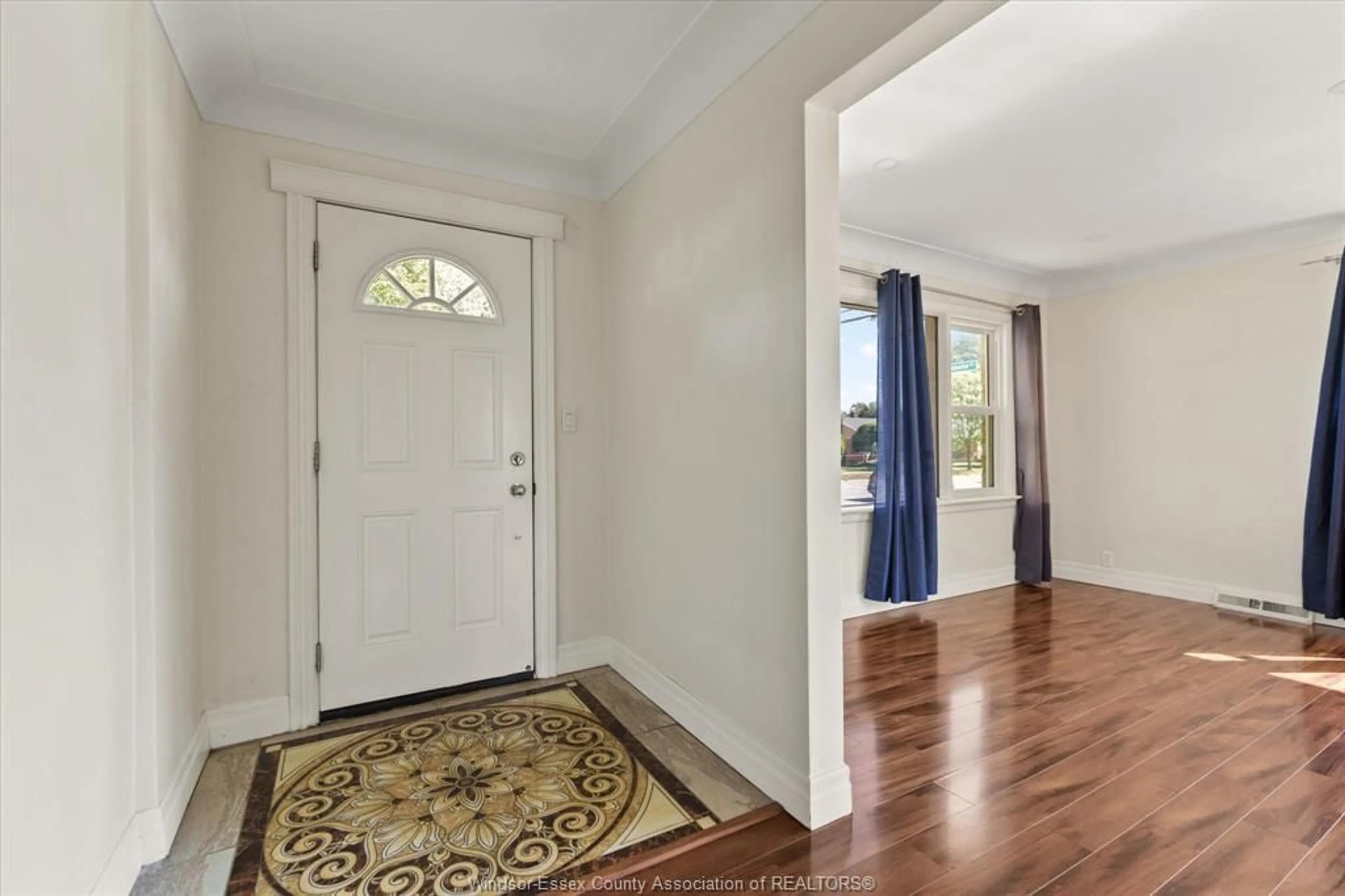 Indoor entryway for 2783 DOMINION BLVD, Windsor Ontario N9E 2M7