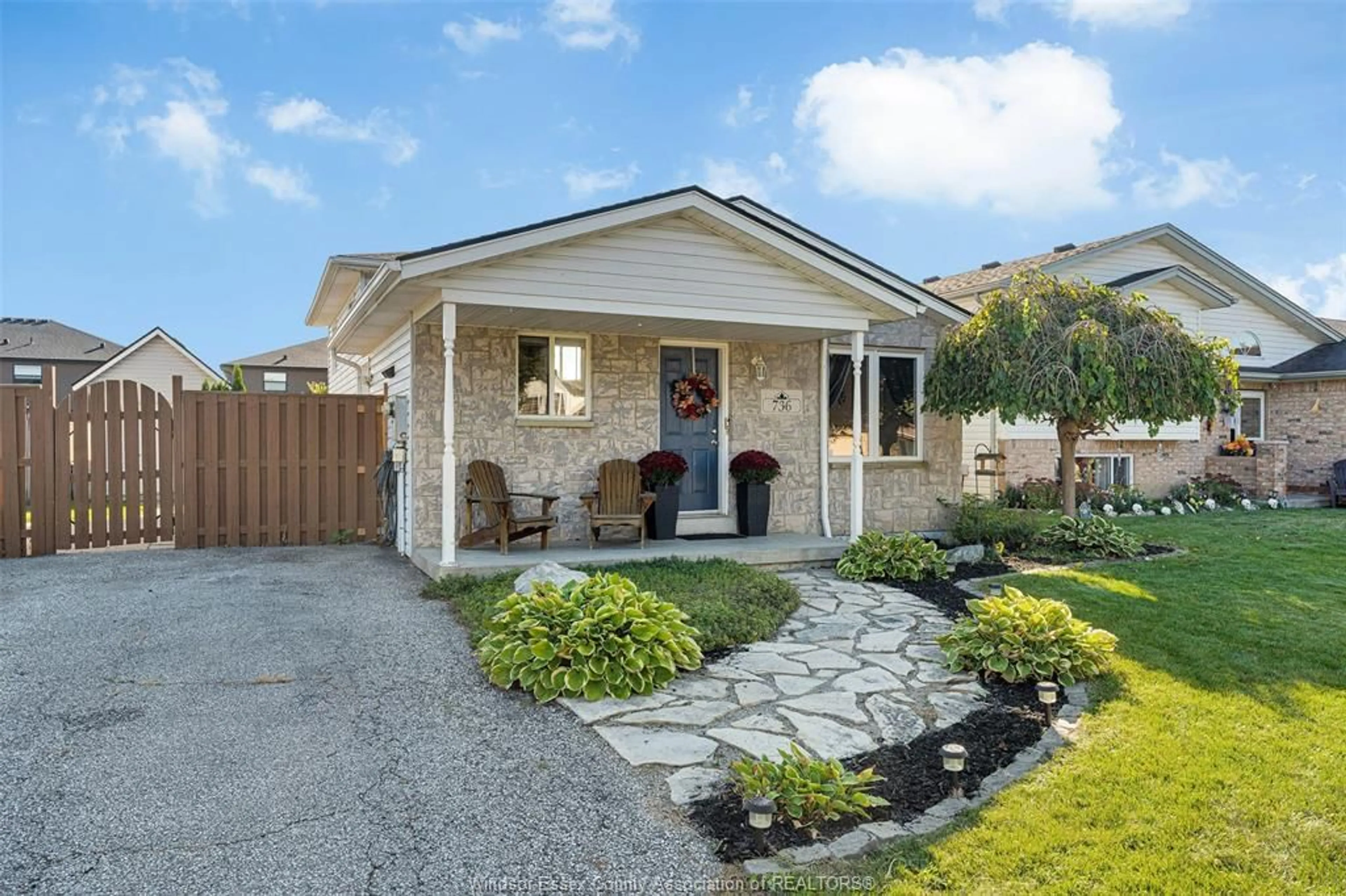 Home with vinyl exterior material, street for 736 RICHMOND St, Amherstburg Ontario N9V 3Z5