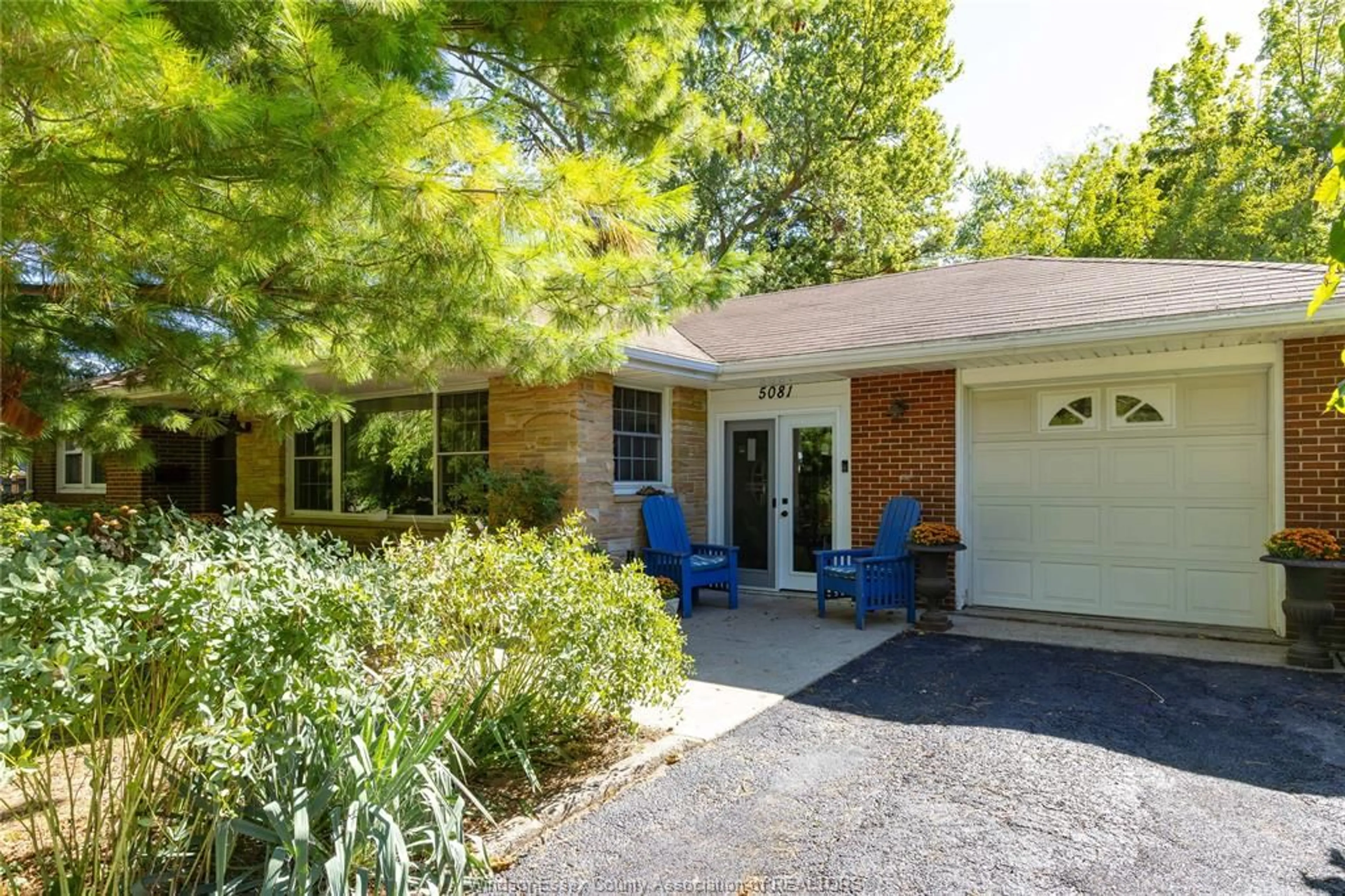 Home with brick exterior material, street for 5081 ROYAL Crt, Windsor Ontario N8T 1G5