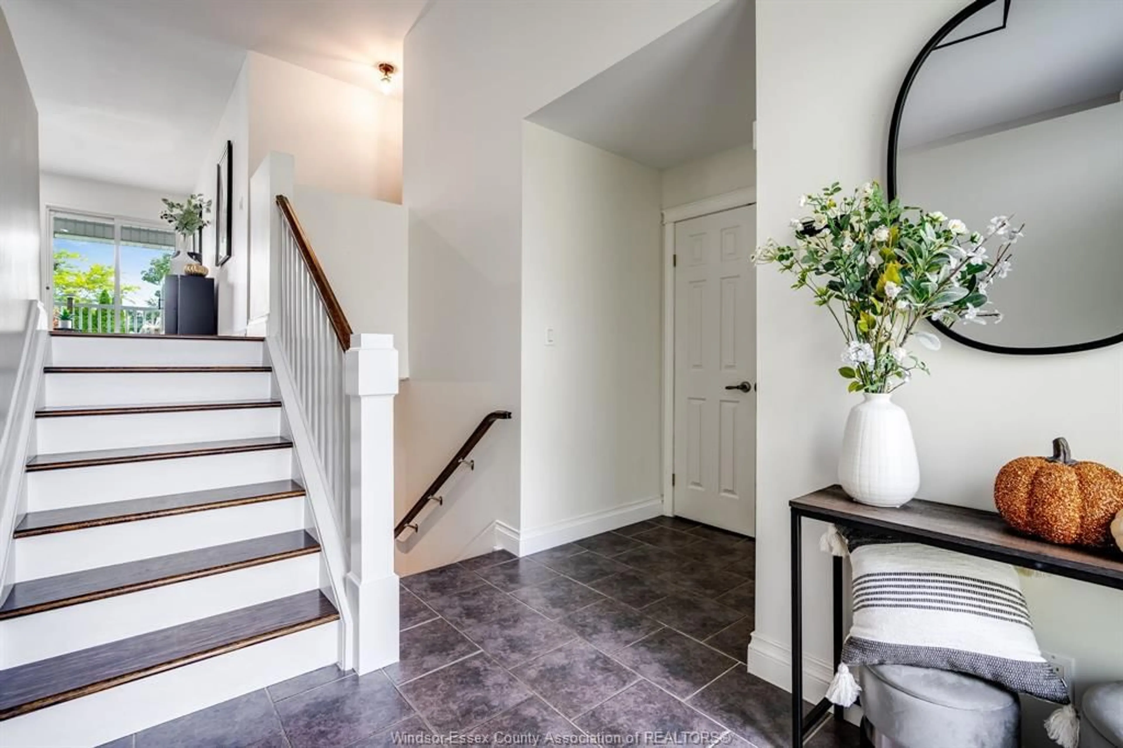 Indoor entryway for 1026 Treverton, Windsor Ontario N8P 1K2