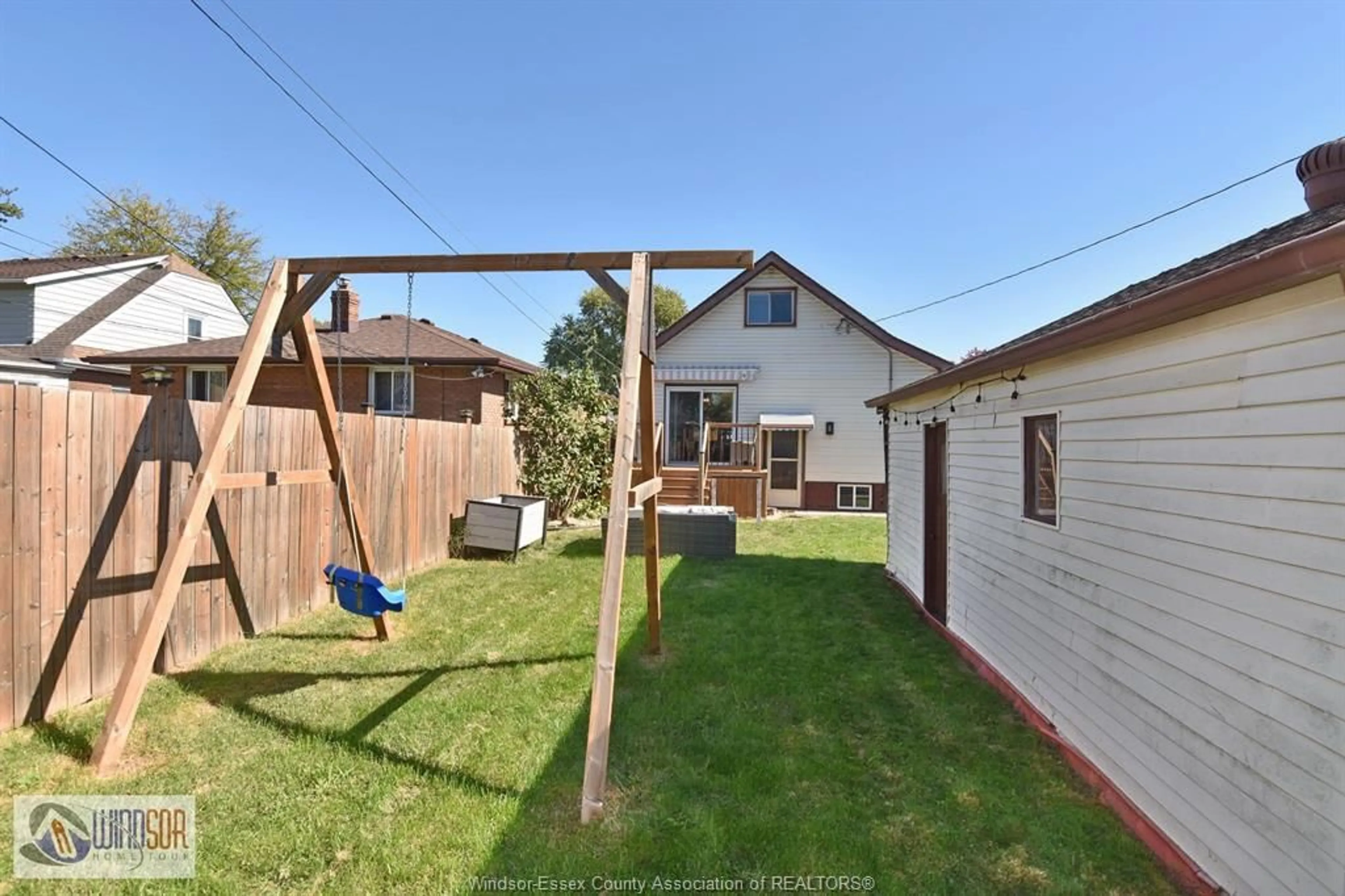 A pic from outside/outdoor area/front of a property/back of a property/a pic from drone, street for 1359 ELLROSE, Windsor Ontario N8Y 3X2
