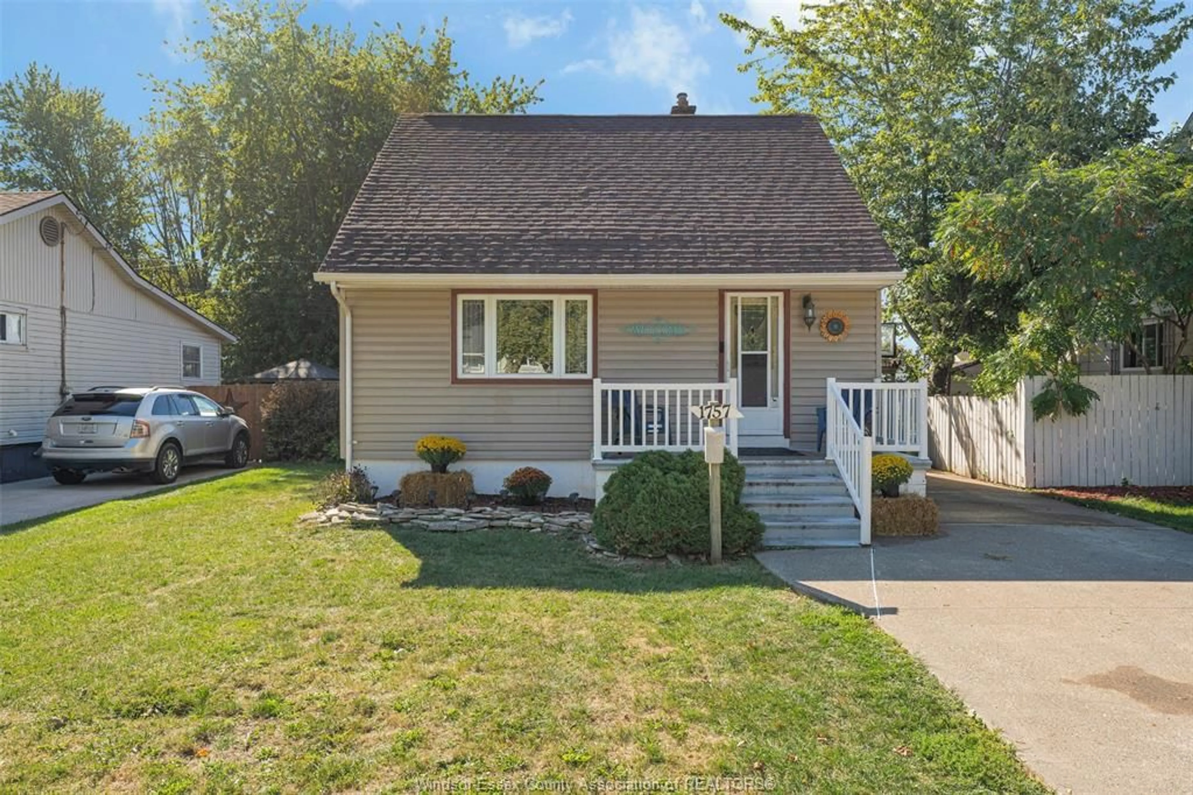 Home with vinyl exterior material, street for 1757 LABADIE, Windsor Ontario N8Y 4H6
