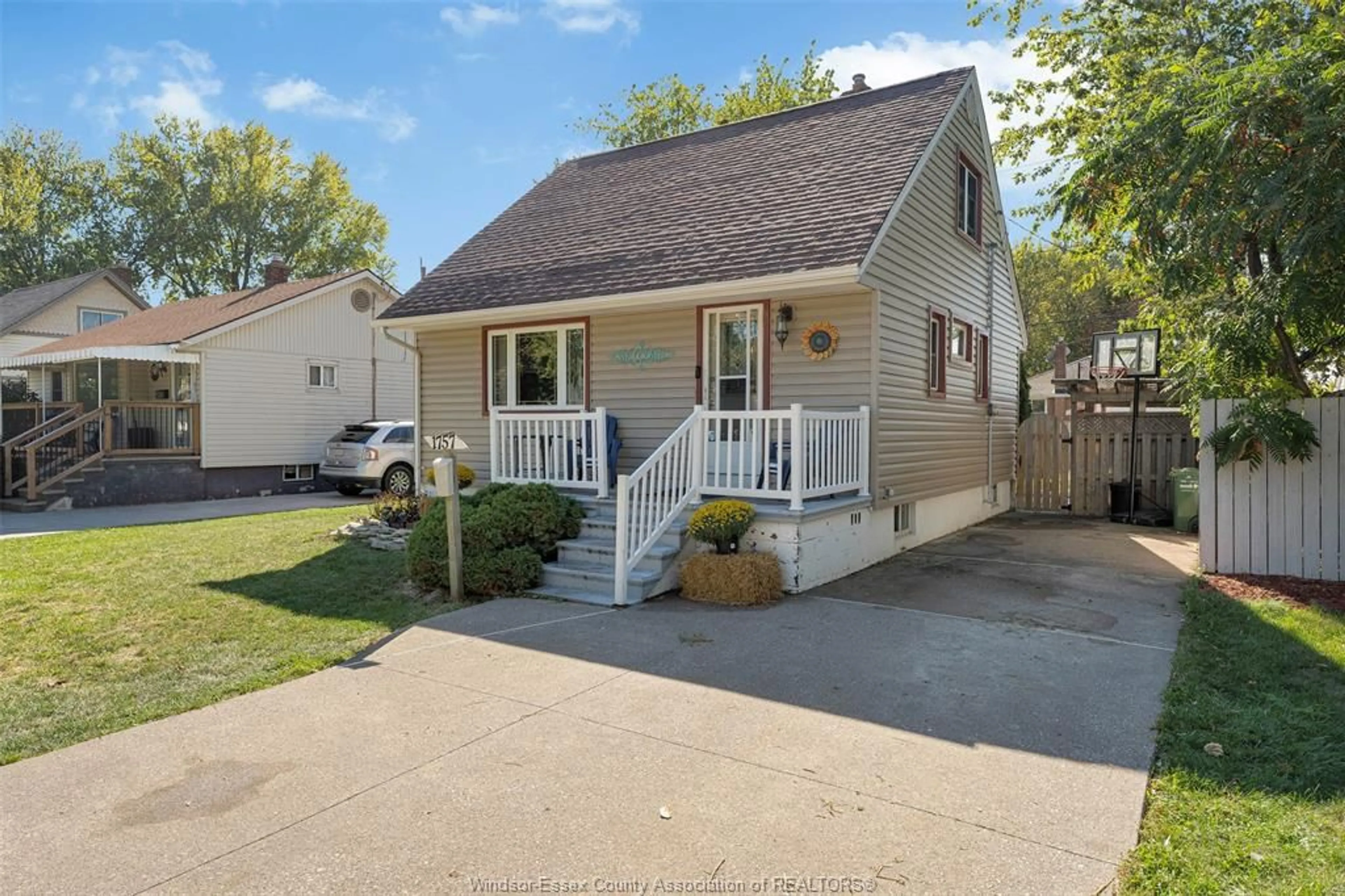 Home with vinyl exterior material, street for 1757 LABADIE, Windsor Ontario N8Y 4H6