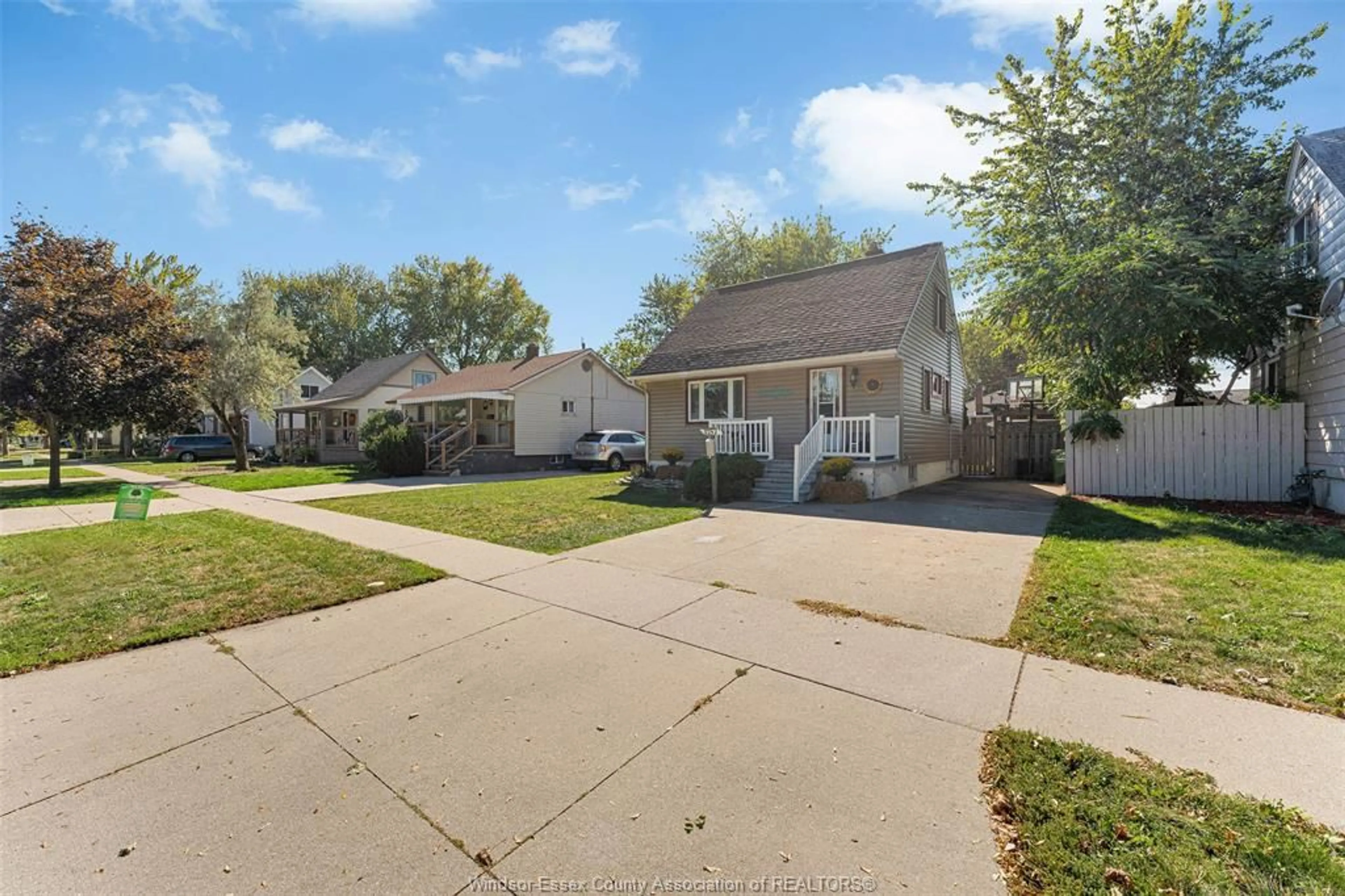 A pic from outside/outdoor area/front of a property/back of a property/a pic from drone, street for 1757 LABADIE, Windsor Ontario N8Y 4H6