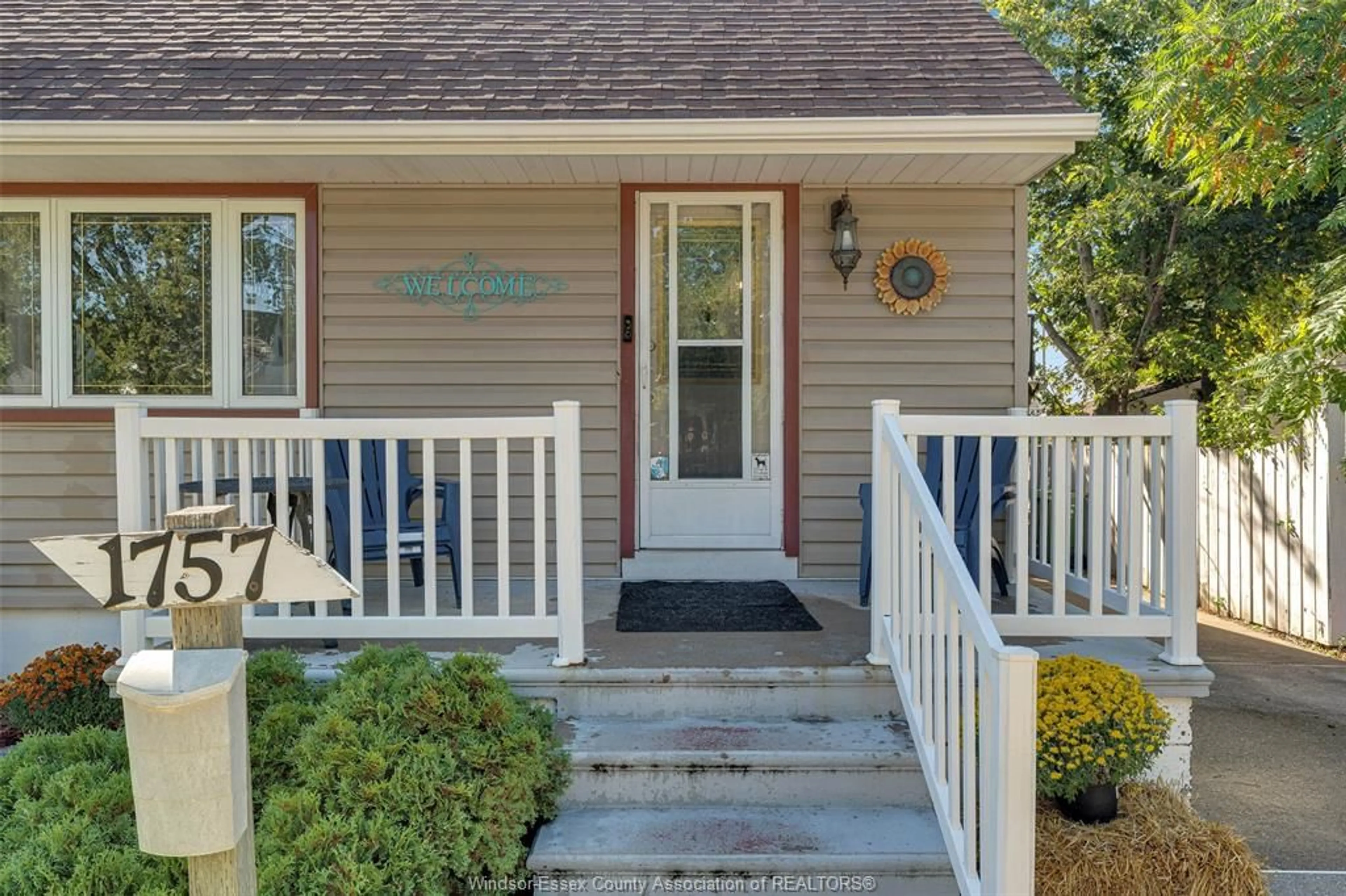 Home with vinyl exterior material, street for 1757 LABADIE, Windsor Ontario N8Y 4H6