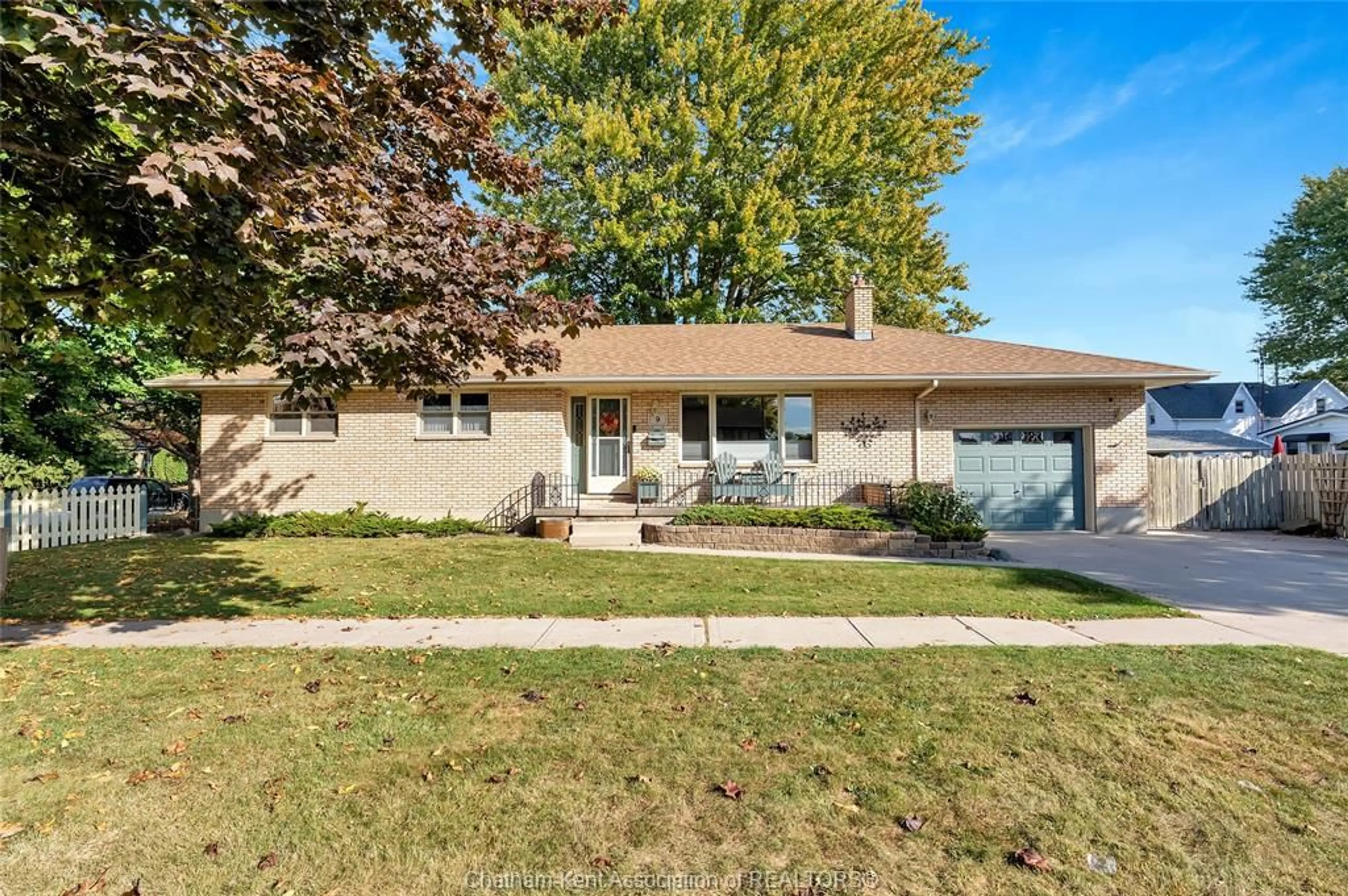 Home with vinyl exterior material, street for 9 BRIDLE PATH Rd, Wallaceburg Ontario N8A 4Y2