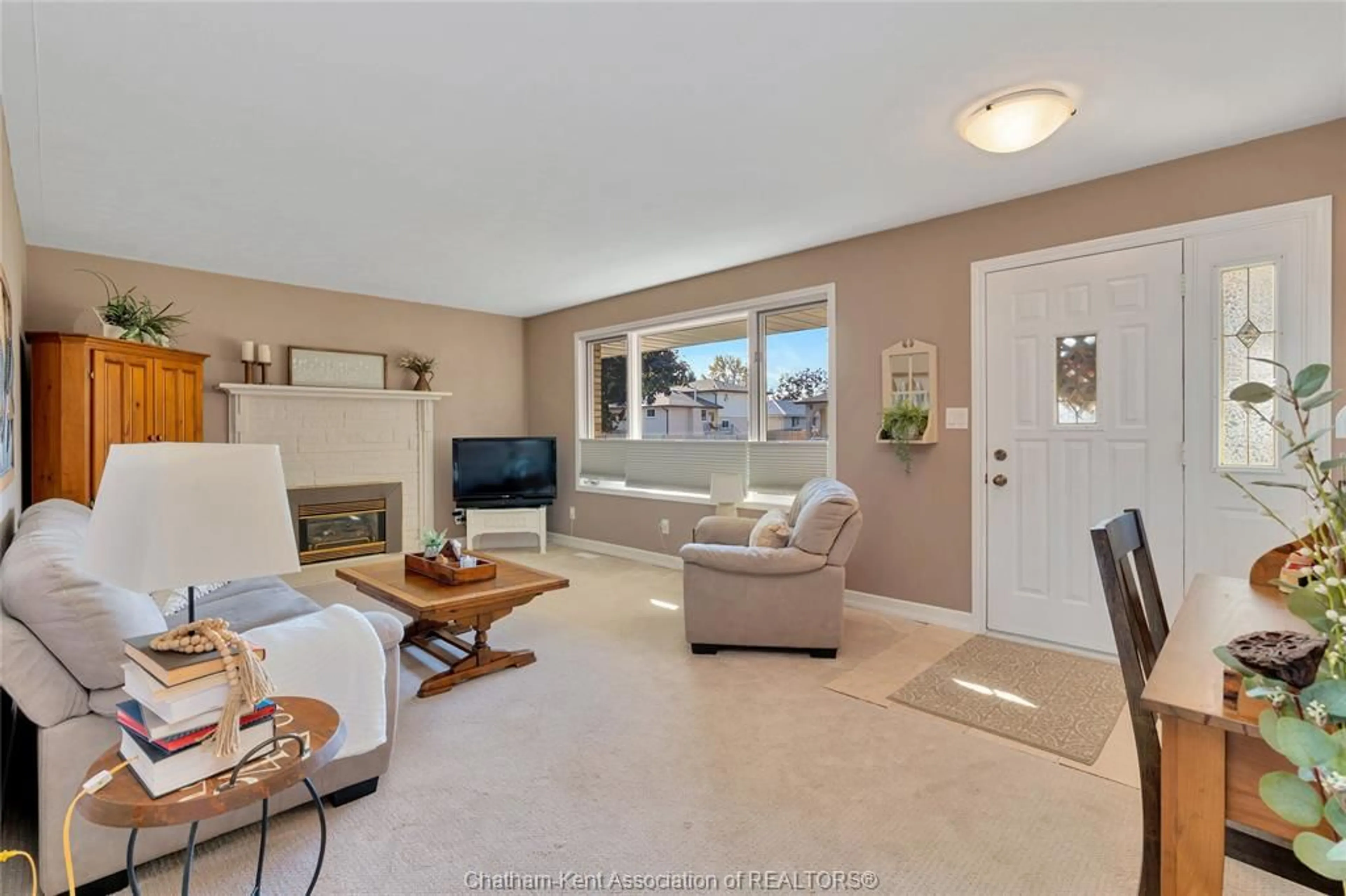 Living room with furniture, ceramic/tile floor for 9 BRIDLE PATH Rd, Wallaceburg Ontario N8A 4Y2
