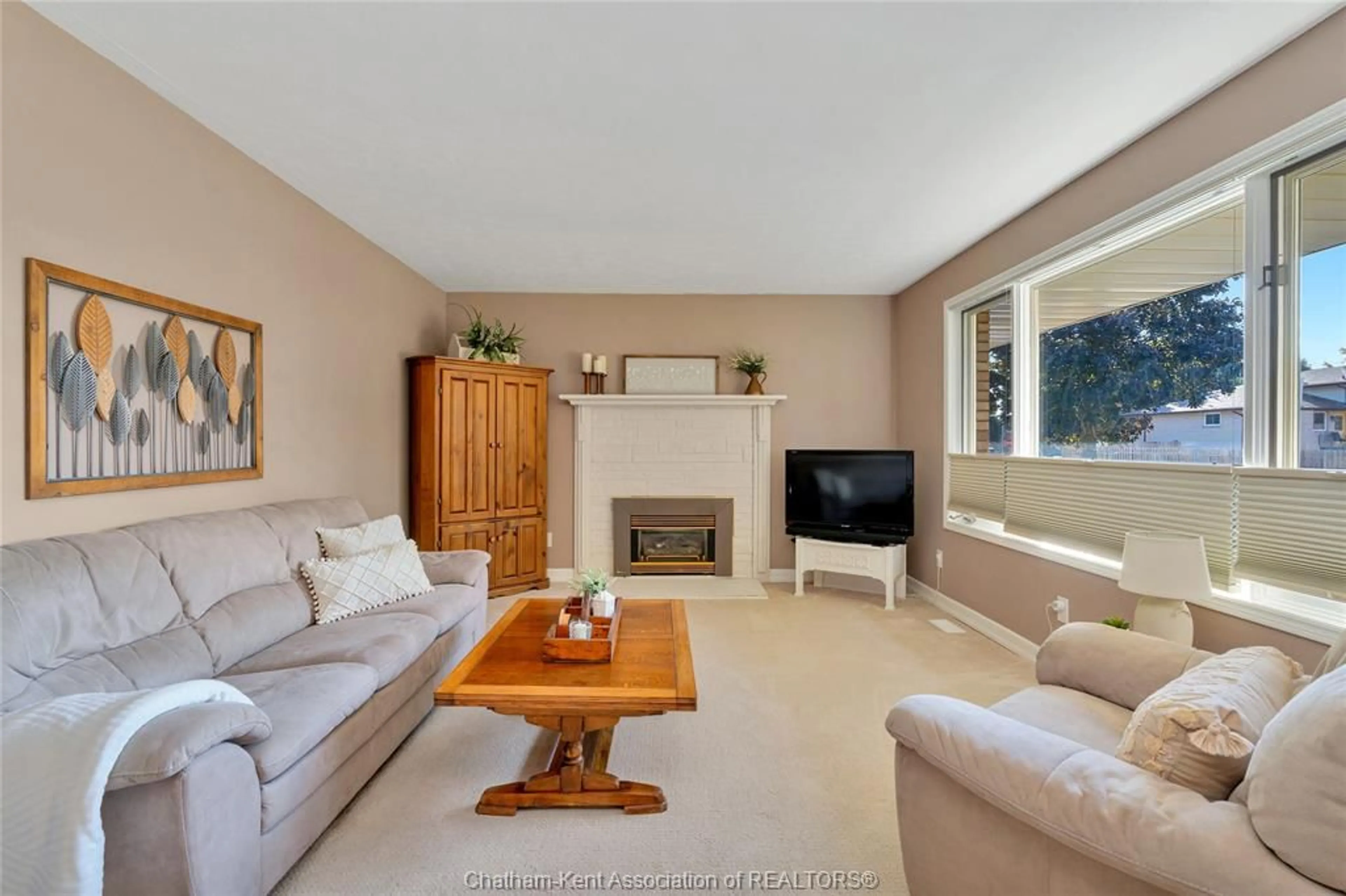 Living room with furniture, unknown for 9 BRIDLE PATH Rd, Wallaceburg Ontario N8A 4Y2