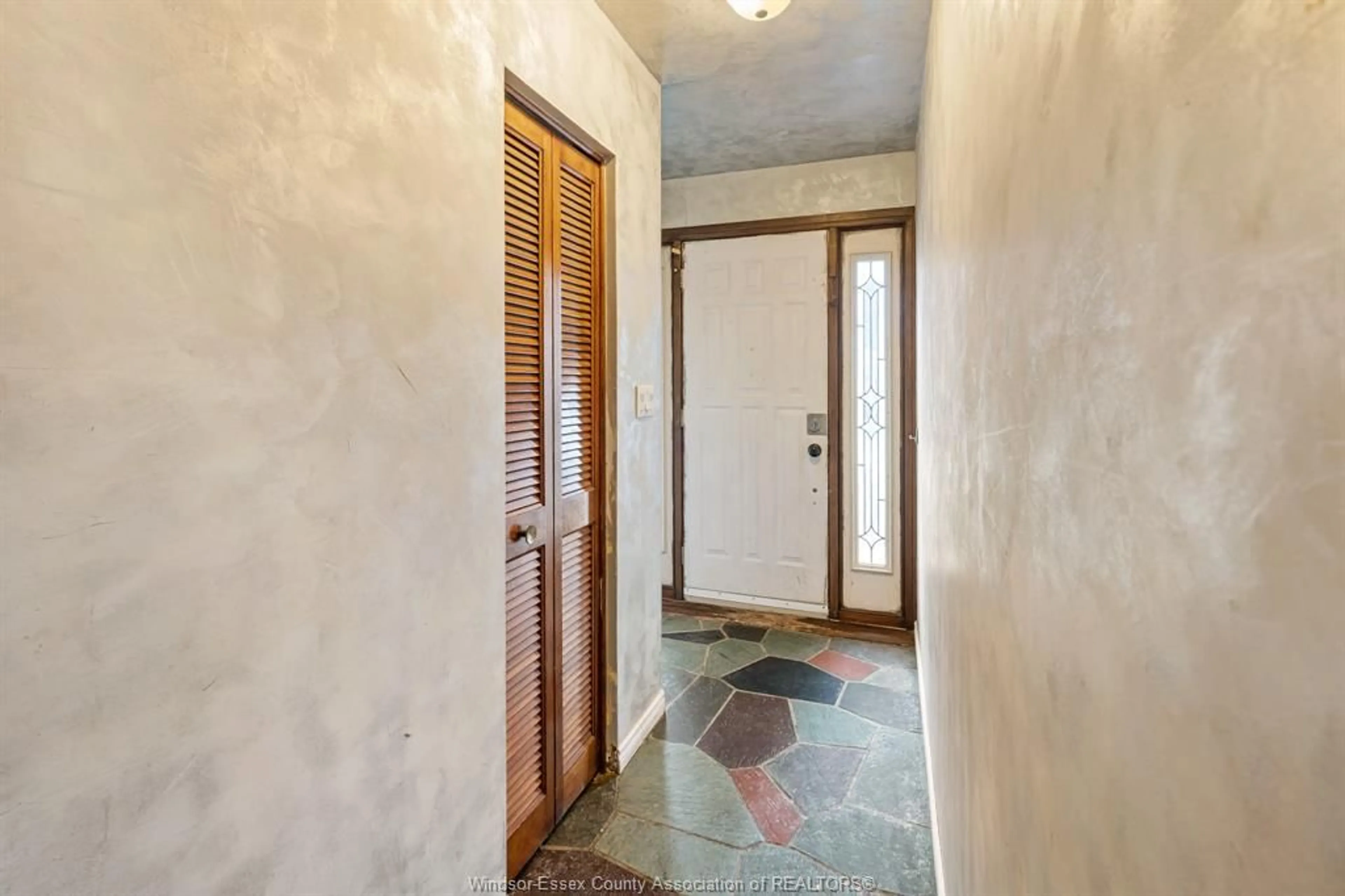 Indoor foyer for 3010 BYNG Rd, Windsor Ontario N8W 3G7