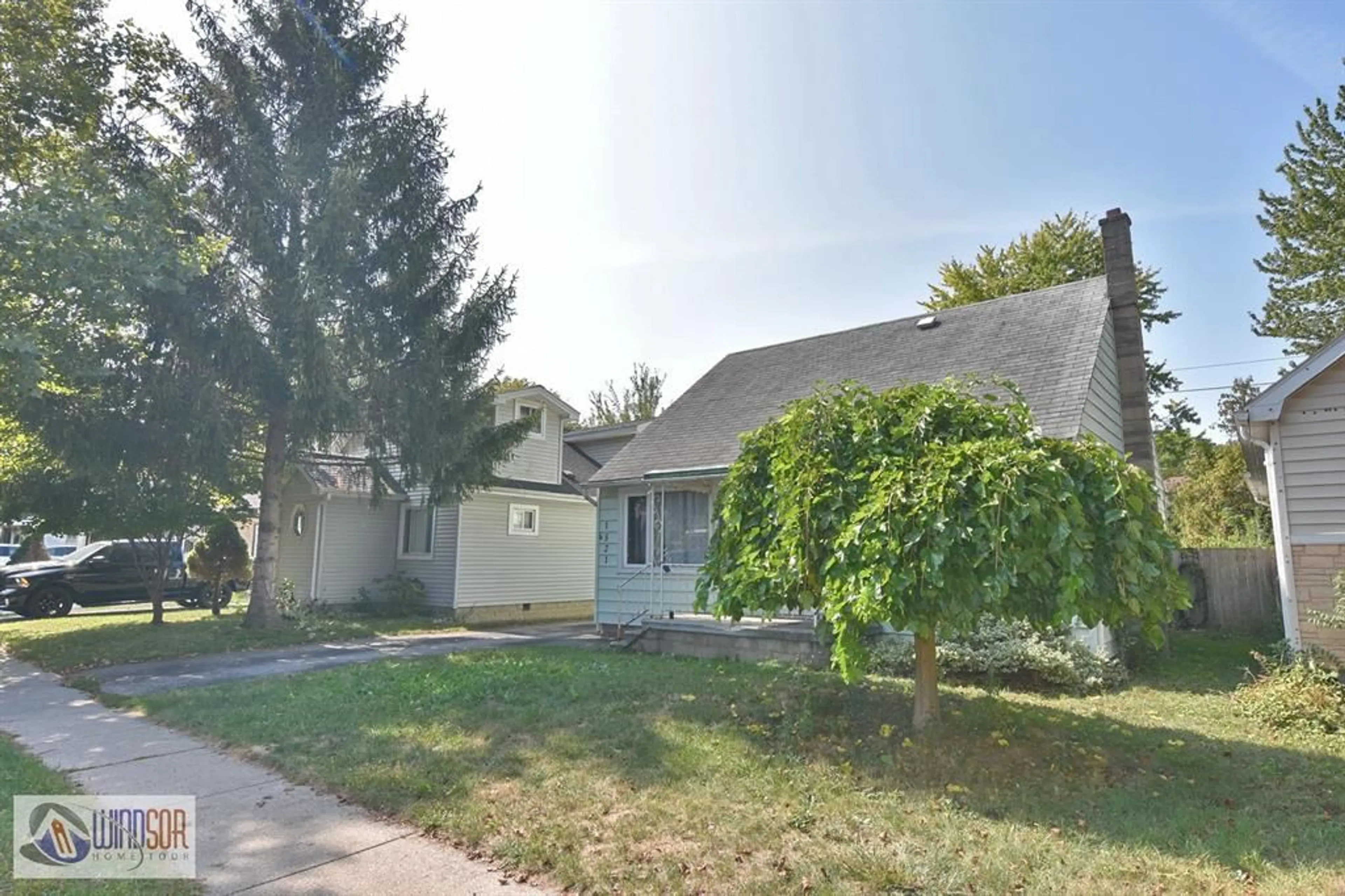 Home with vinyl exterior material, street for 1521 WESTMINSTER, Windsor Ontario N8T 1W8