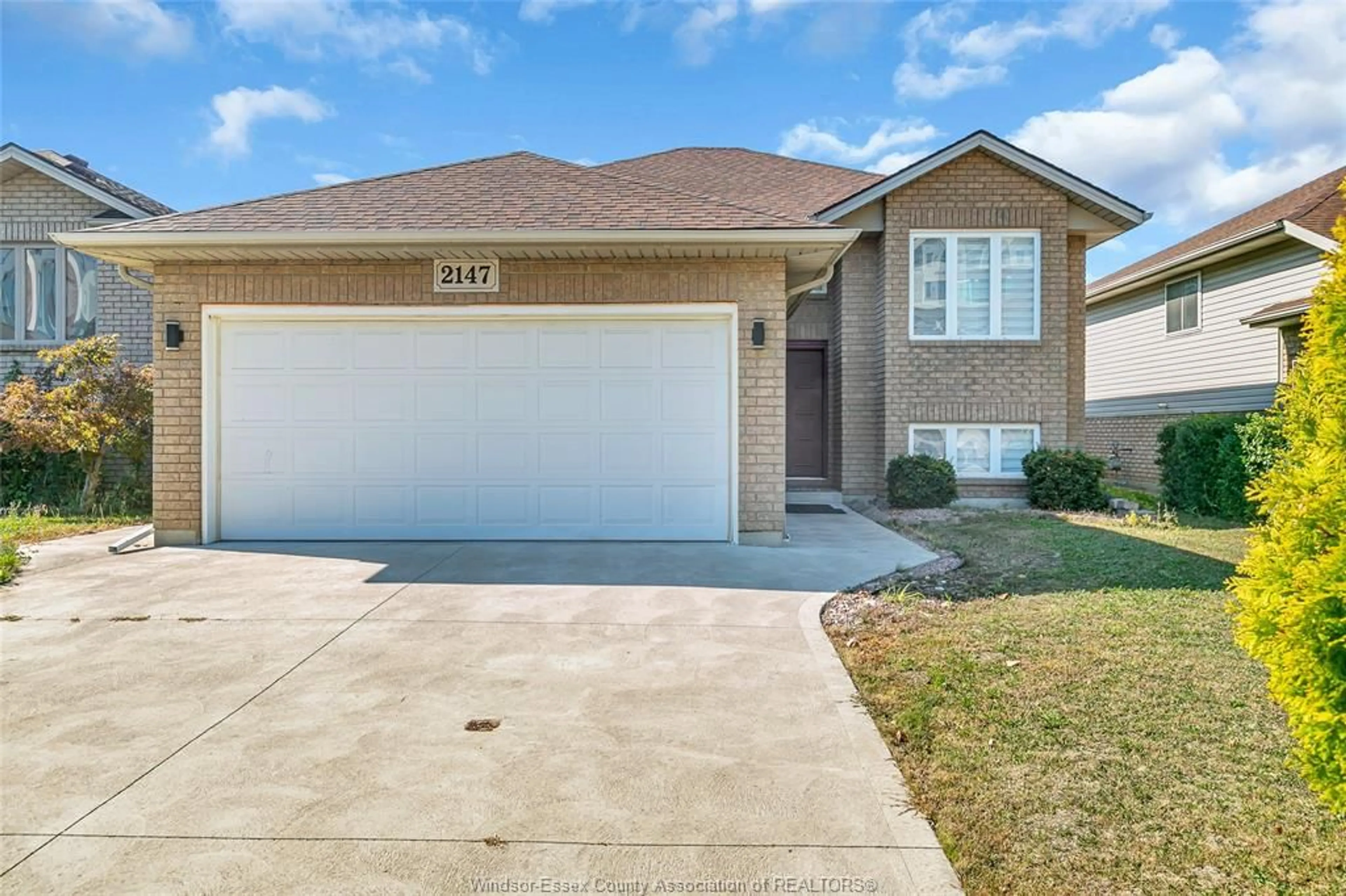 Home with vinyl exterior material, street for 2147 ROCKPORT St, Windsor Ontario N9G 3A5
