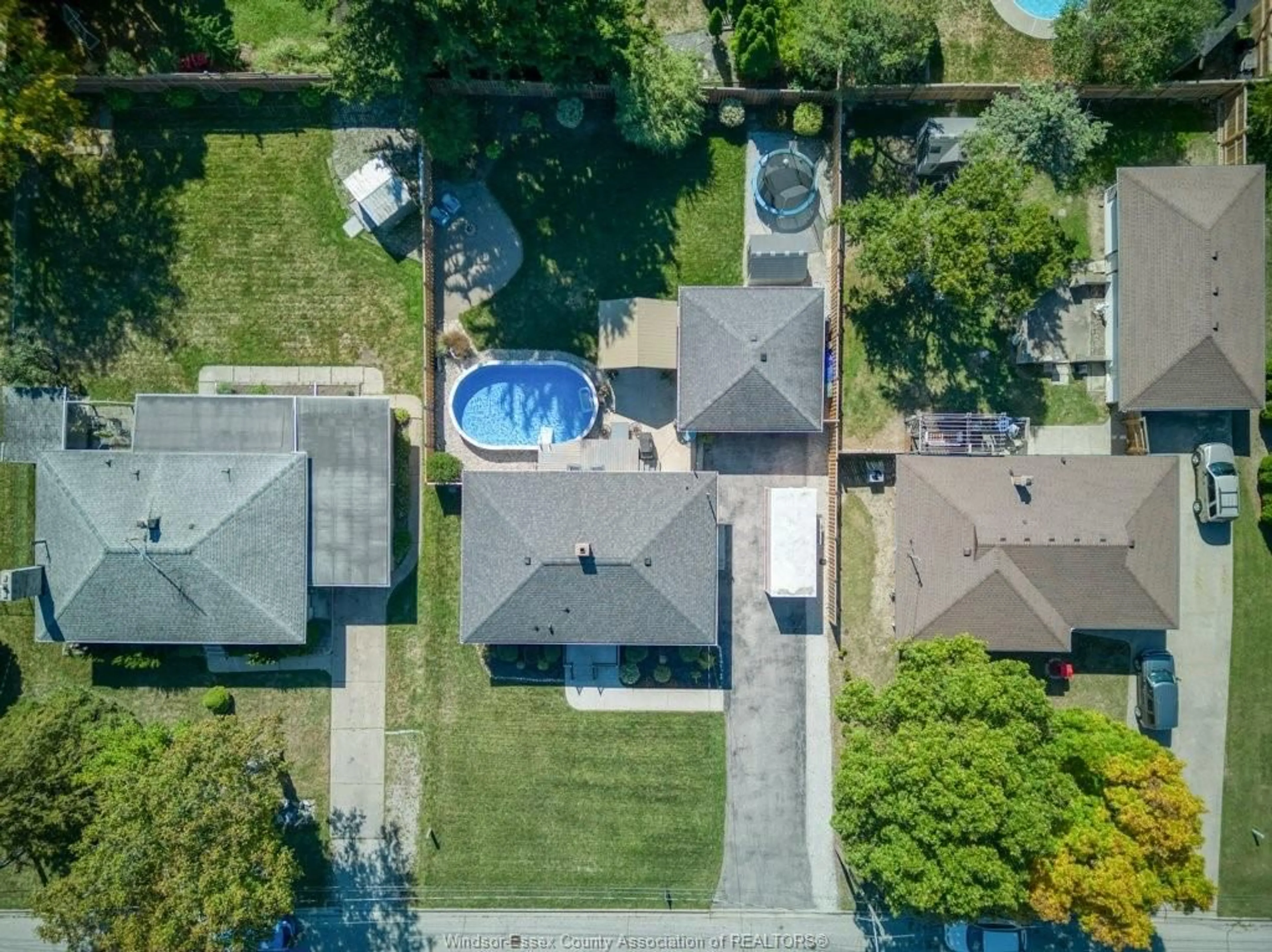 A pic from outside/outdoor area/front of a property/back of a property/a pic from drone, street for 1041 SCOFIELD Ave, Windsor Ontario N9G 1L6