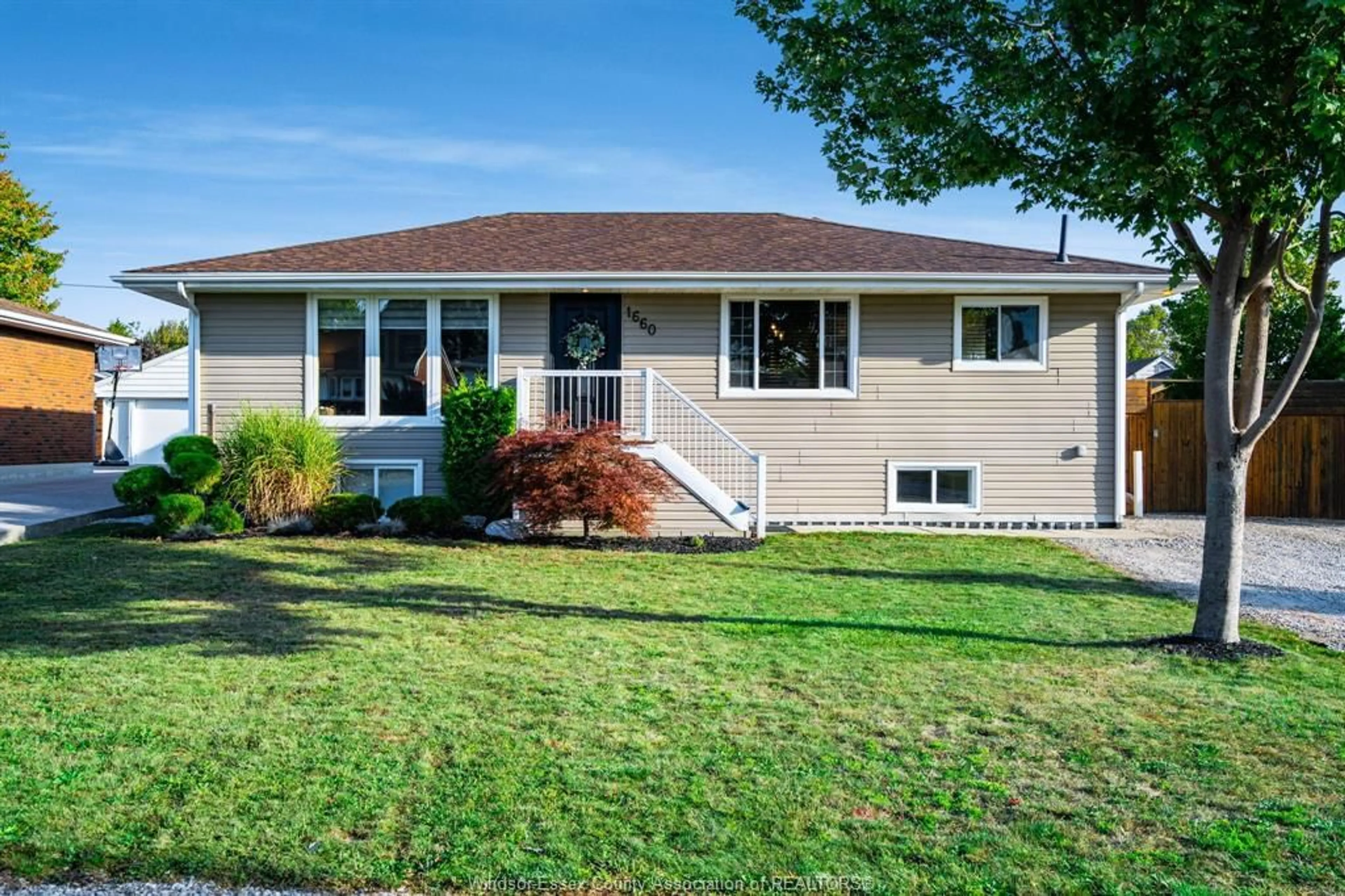 Home with vinyl exterior material, street for 1660 Fairlea, Ruthven Ontario N0P 2G0